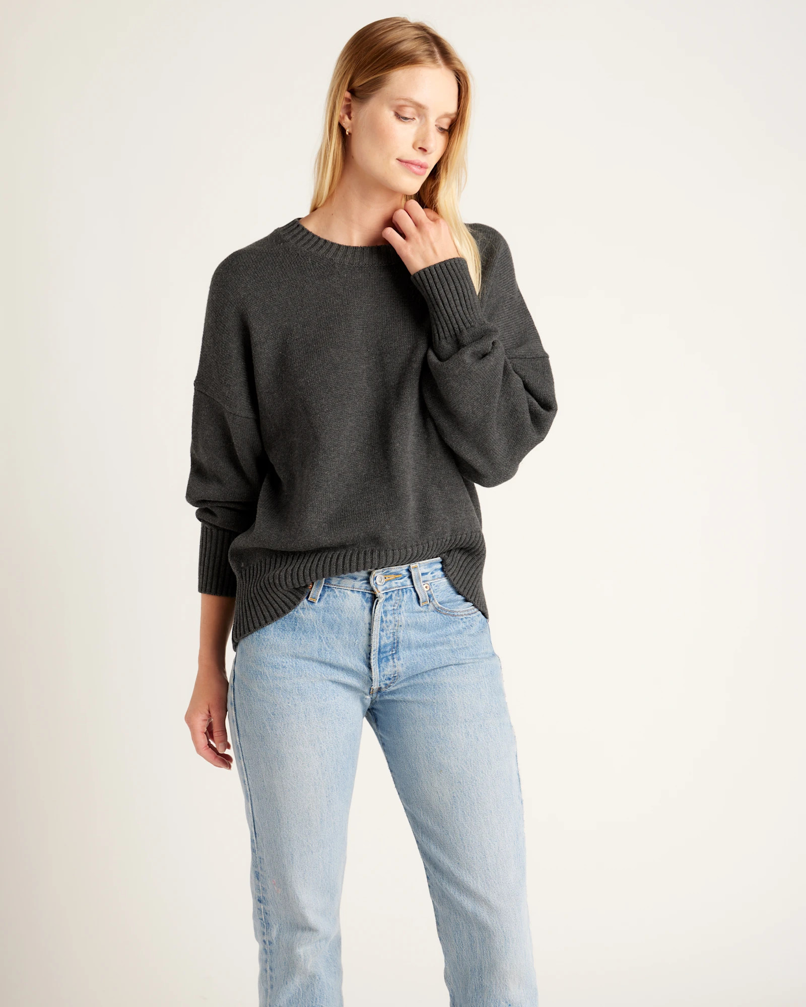 Quince | Women's Boyfriend Crewneck Sweater in Charcoal, Size Large, Organic Cotton | Quince