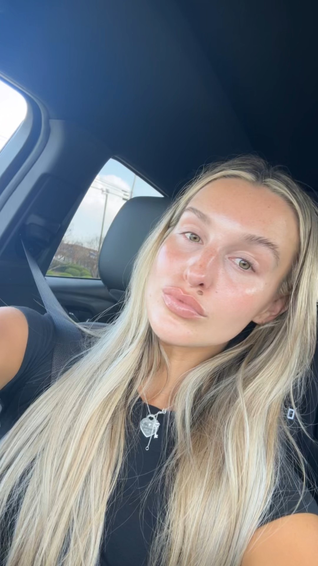 Setting spray + SPF 50 all in one! So glowy ✨🧴