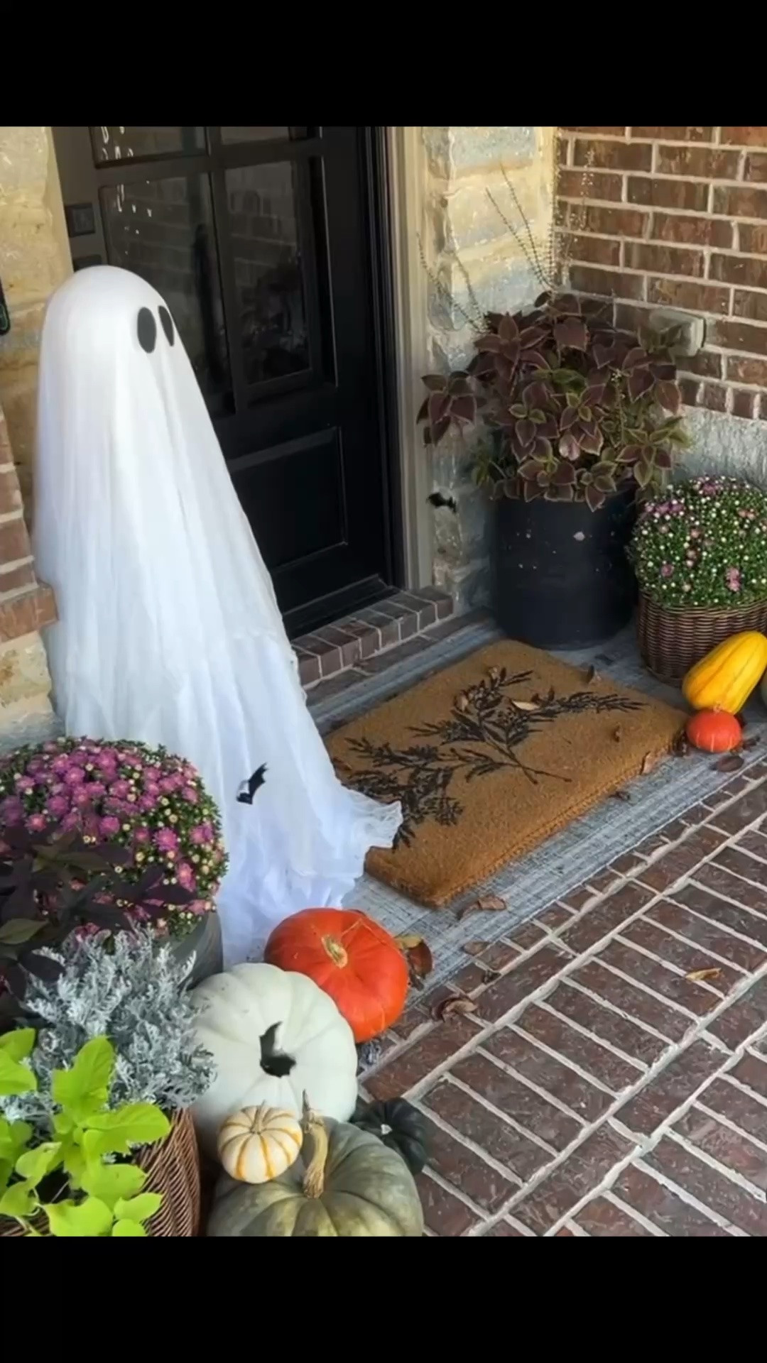 Make these easy DIY fluttering bats this Halloween! Cut off the butterfly wings and glue the bats to the plastic body 🦇 

Bat decor, outdoor halloween decorations, fall porch decor, halloween garden decor