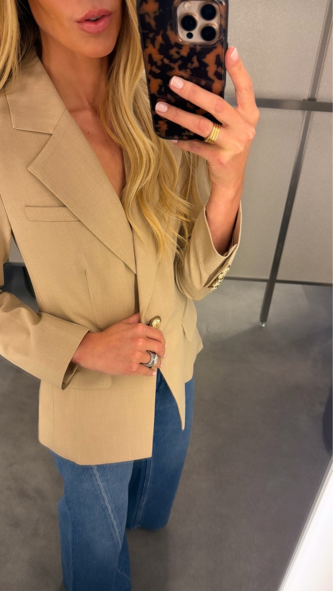 The fit of this blazer is so good!

I am wearing a size small!