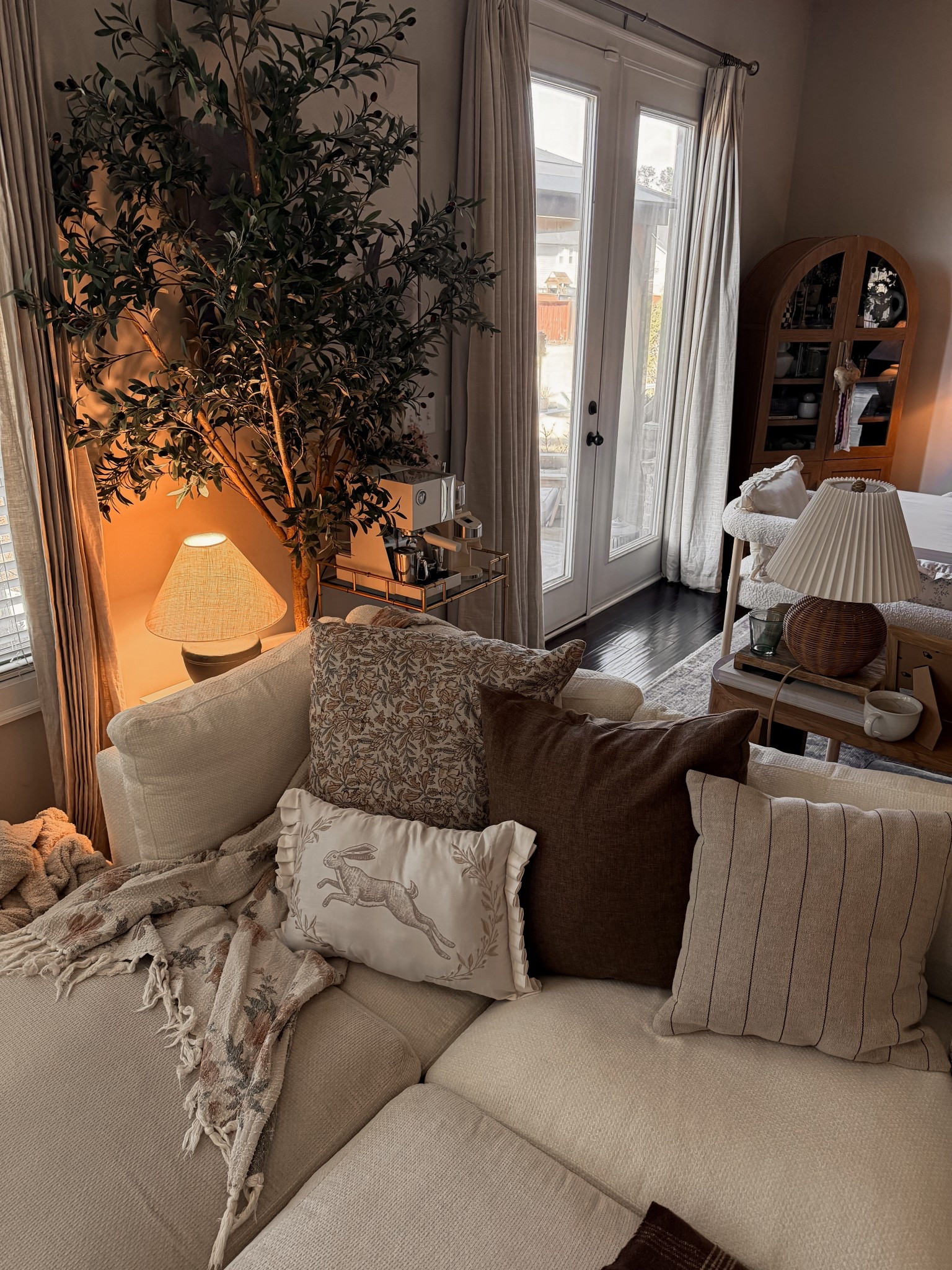 Spring refresh but make it affordable 🐰✨
This Easter pillow from My Texas Home Decor is the sweetest little seasonal touch — and it’s under $15 (!!). The easiest way to add a pop of spring without overthinking it.

Linked in my LTK 💗

#SpringRefresh
#EasterDecor
#AffordableHome
#LTKHome
#DecorCrushDaily


#LTKHome #LTKSeasonal