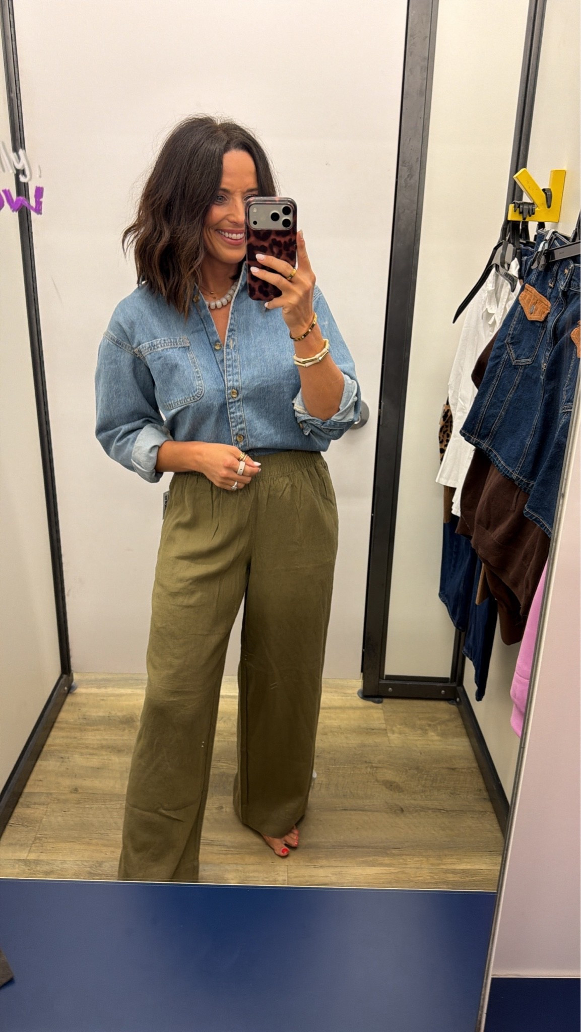 A perfect denim top is what everyone needs in there closet!! So easy to style!! This one is great and looks so good paired with these green linen pants. The perfect outfit to transition into fall with!

#oldnavystyle