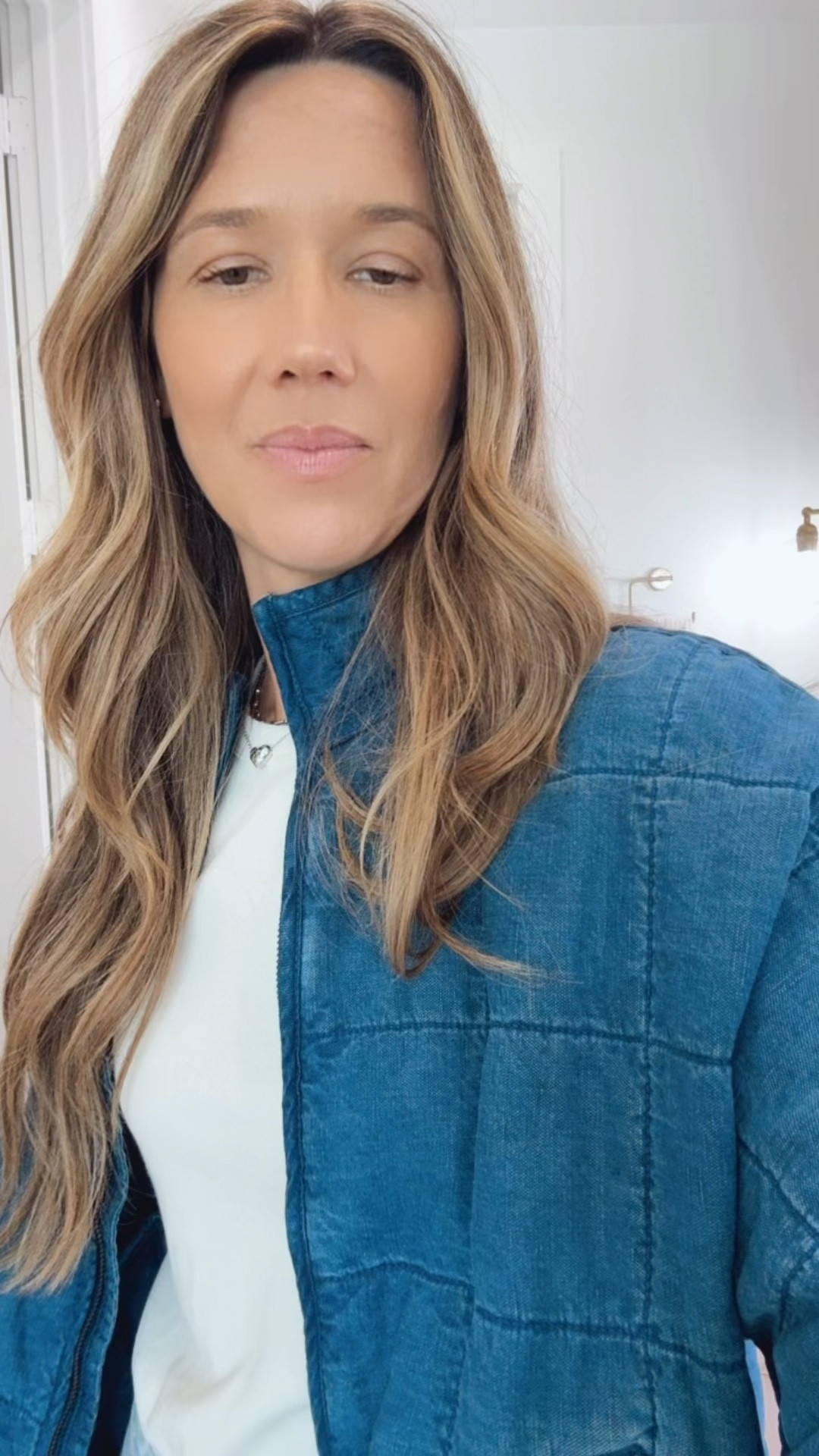 Styling straight leg jeans for spring
@abercrombie  vintage straight jeans size 25 - @zsupplyclothing zsupplyclothing top small and @Aritzia jacket small with sneakers size 8.5