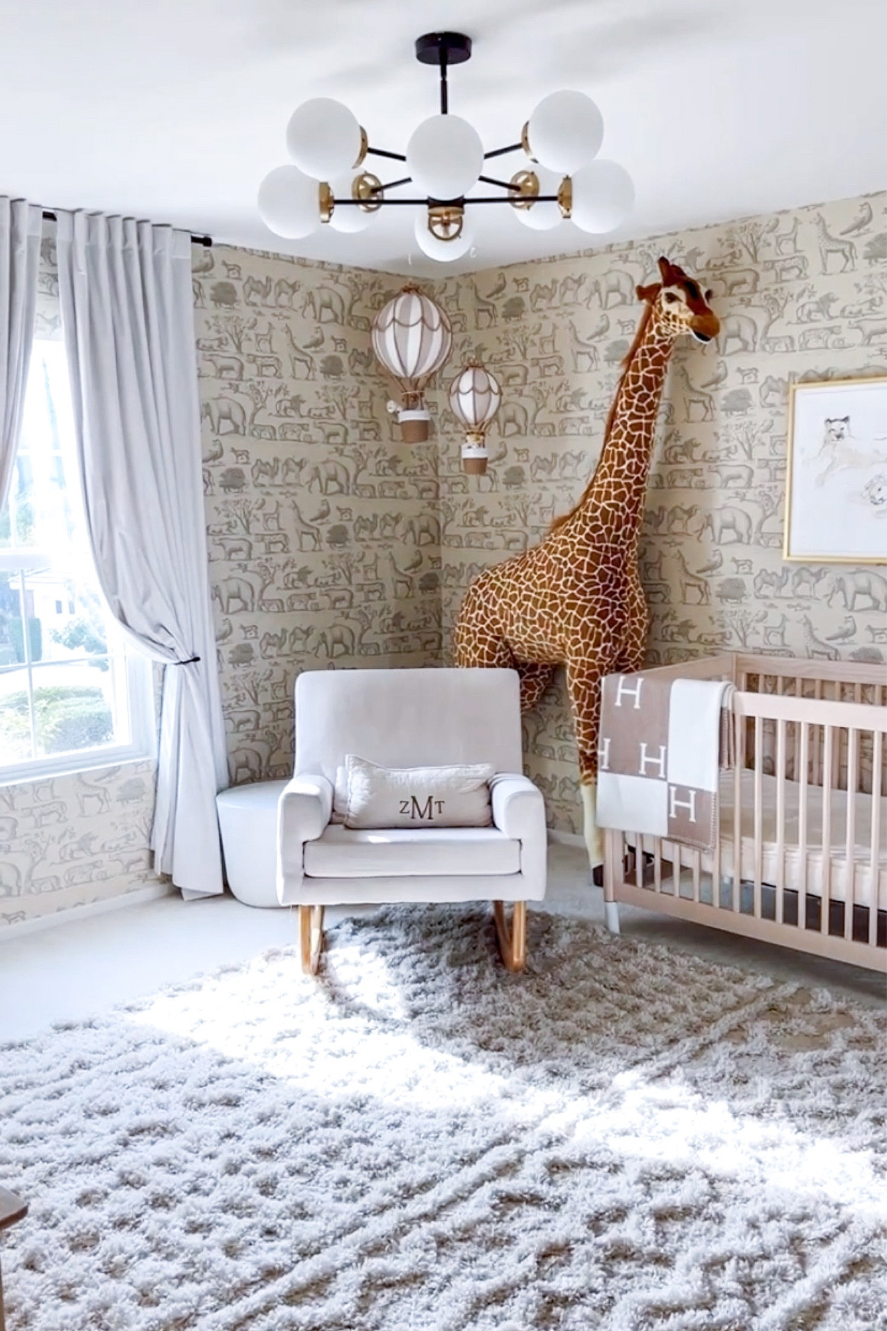 Giant giraffe on sale for nursery