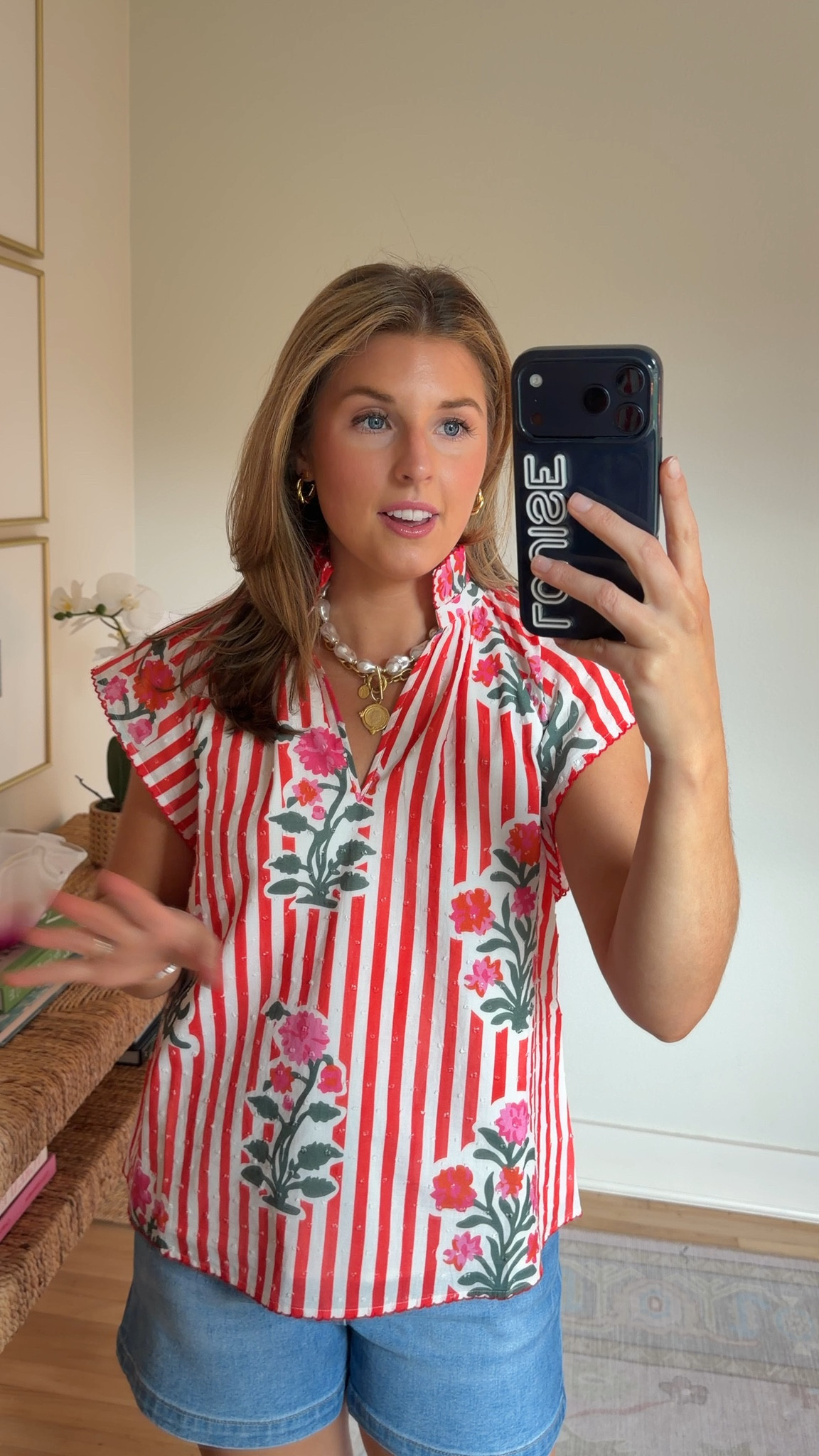 Easy outfit idea! Wearing an XS in top and 26 in shorts