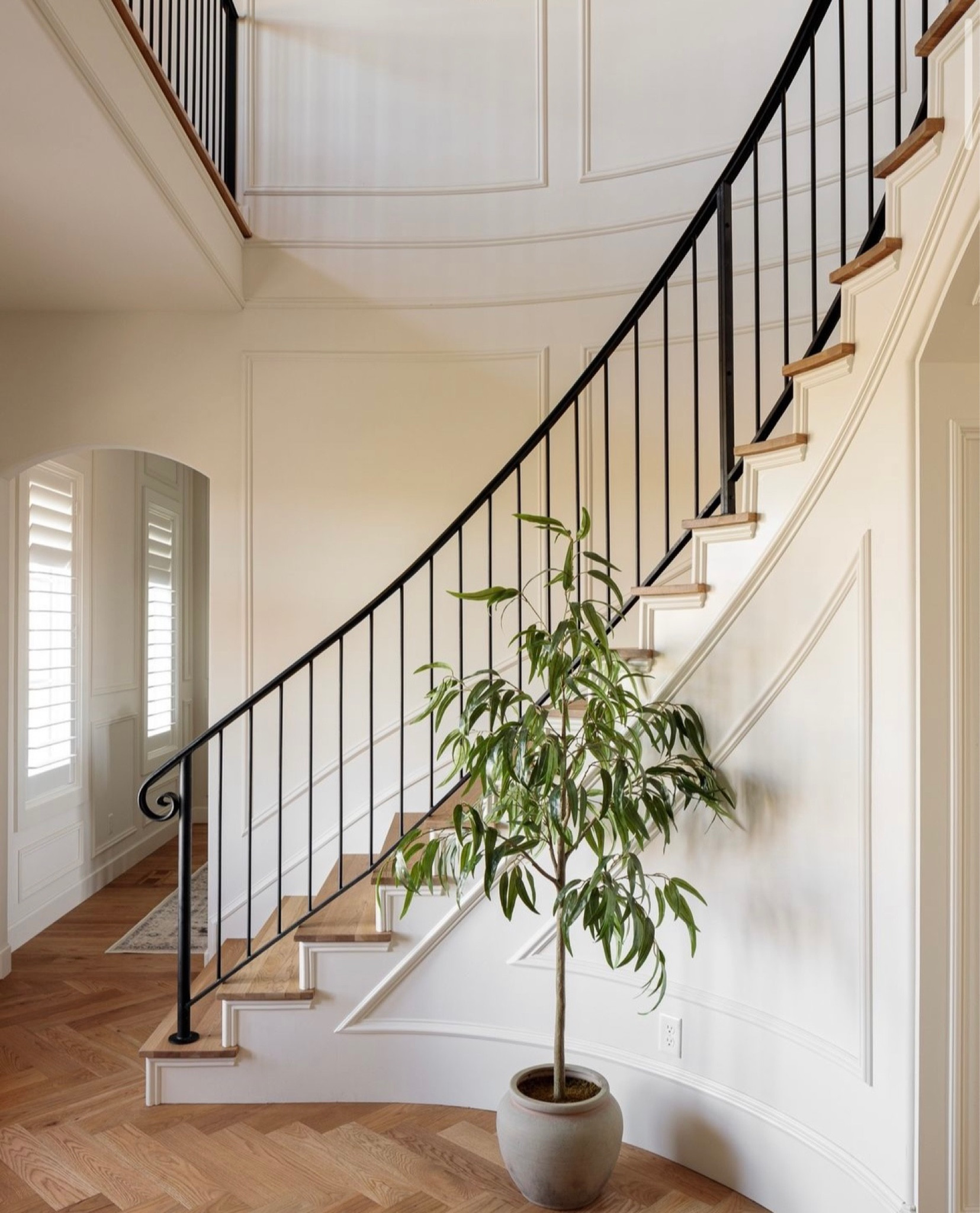 Fresh entry way inspiration!🖤 
Designer: @micahabbanantodesigns
#timelesswithanedge
#micahandco

#LTKFind #LTKstyletip #LTKhome