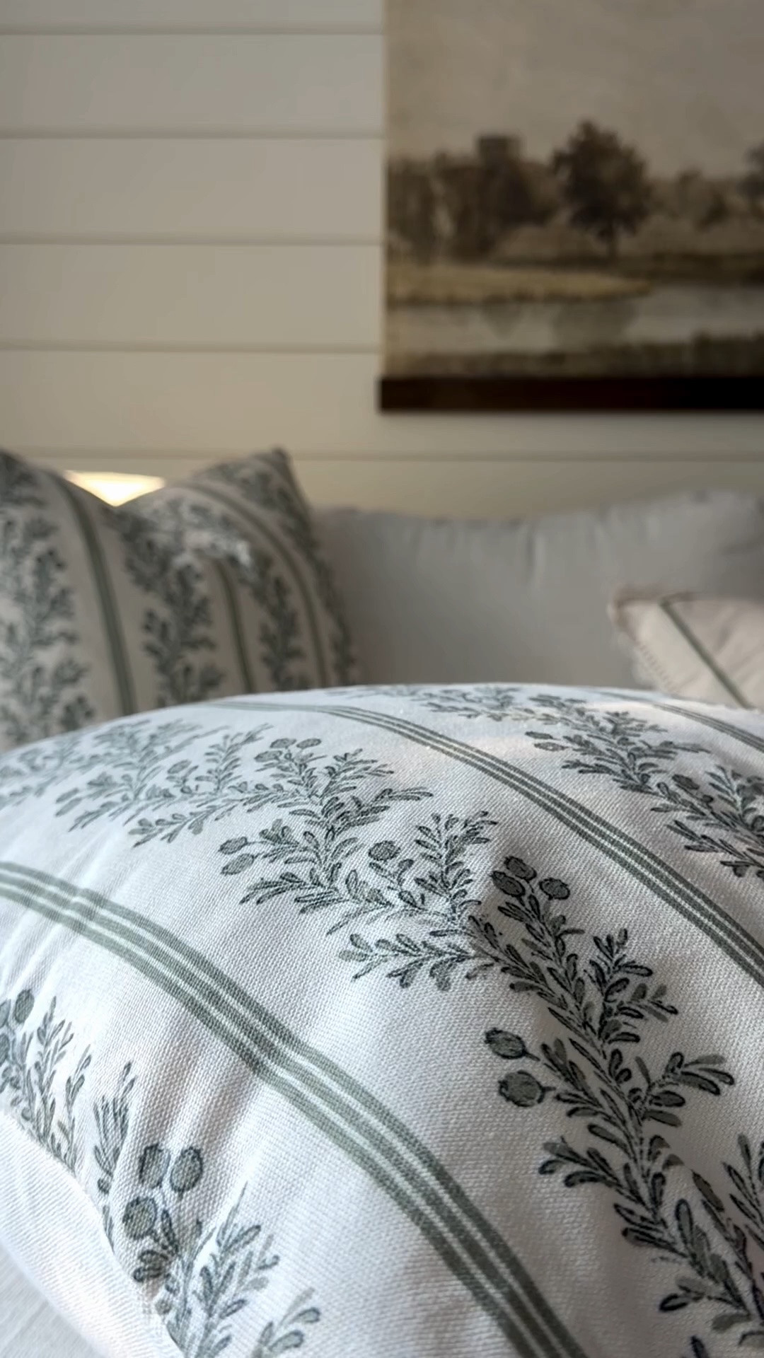Cozy wallpaper patterned throw pillow cover. Come as a set of 2. I have the 22” size in moss green with a 24” insert.