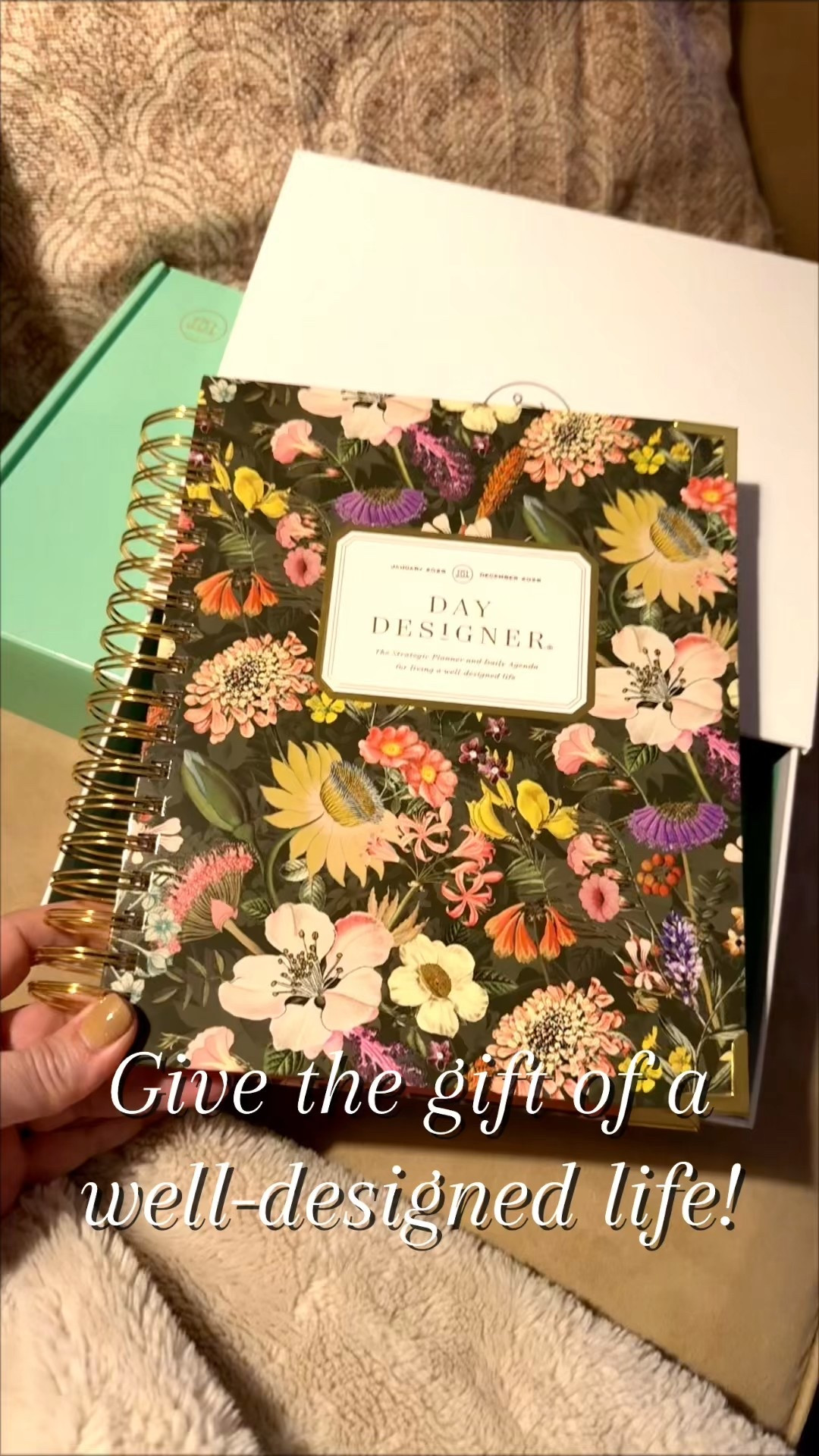 A thoughtful gift that keeps giving all year long 💫
The Day Designer planner = organized mornings + inspired days 💕
#DayDesigner #HolidayGiftGuide #PlanningGoals #ShopWithBeccaFritz #ad