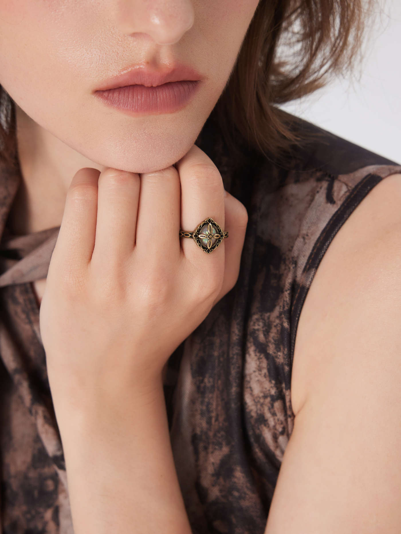 ENGRAVED & GEMSTONE OPEN RING | Cider