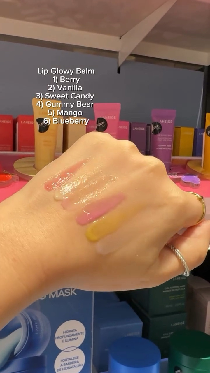 Aqui estão os swatches de todos os sabores/cores dos Lip Glowy Balm de @laneige_us pra você já escolher o favorito ou, OS favoritos e chegar na nave mãe @sephorabrasil focadahhh hehehe 

Meu top 3 são: 
1) Gummy Bear
2) Berry 
3) Mango 

Me conta qual você mais gostou!! 

Obs: a personalização é somente até hoje (16/03) em lojas selecionadas. Vou deixar a lista das que eu sei que estão fazendo no comentário fixado! 
Eu fiz o meu na Sephora do Iguatemi Campinas! 

#maydancini #sephorabrasil #laneige #laneigelipbalm #lipglowybalm #campinas #sephoracampinas #belezalimpa #skincarecoreano #kbeauty #cleanbeauty #rotinacoreana