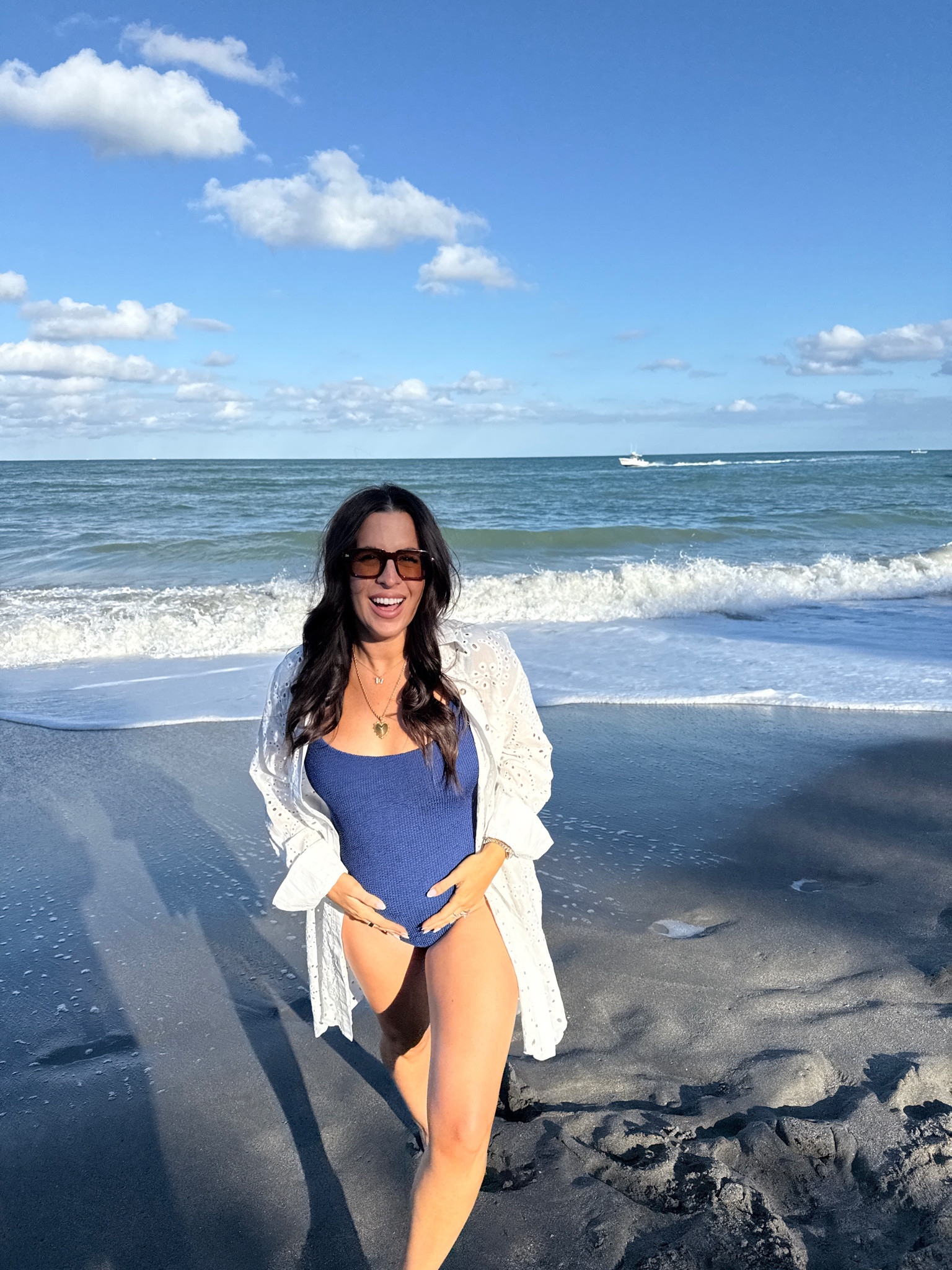 Beach outfit at 18 weeks pregnant 🤰