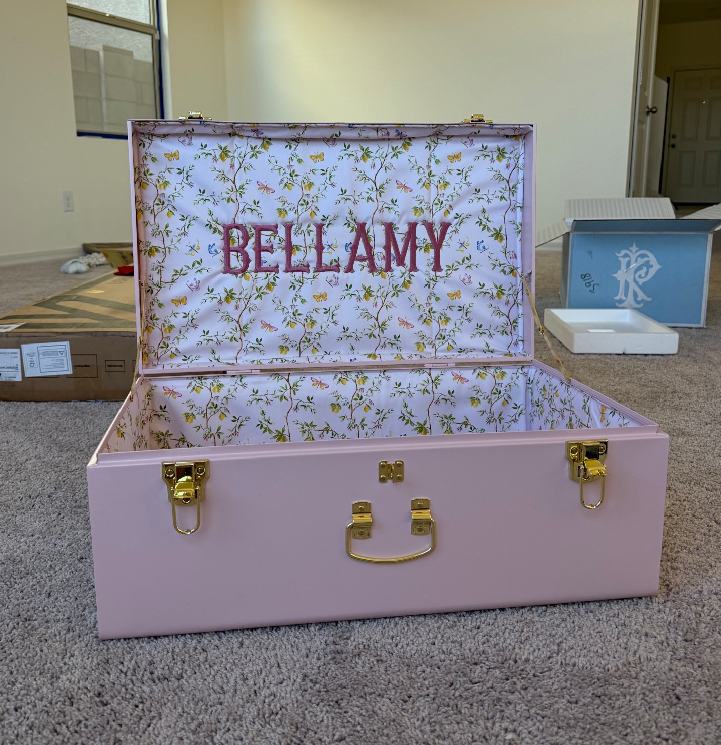 Bellamy’s Heirloom Trunk from Petite Keep!! 🤍

Trunk Details:  Grand Trunk - Pink - Sylvia’s Summer
Embroidery Details: Waterford Font & Rose Pink Thread