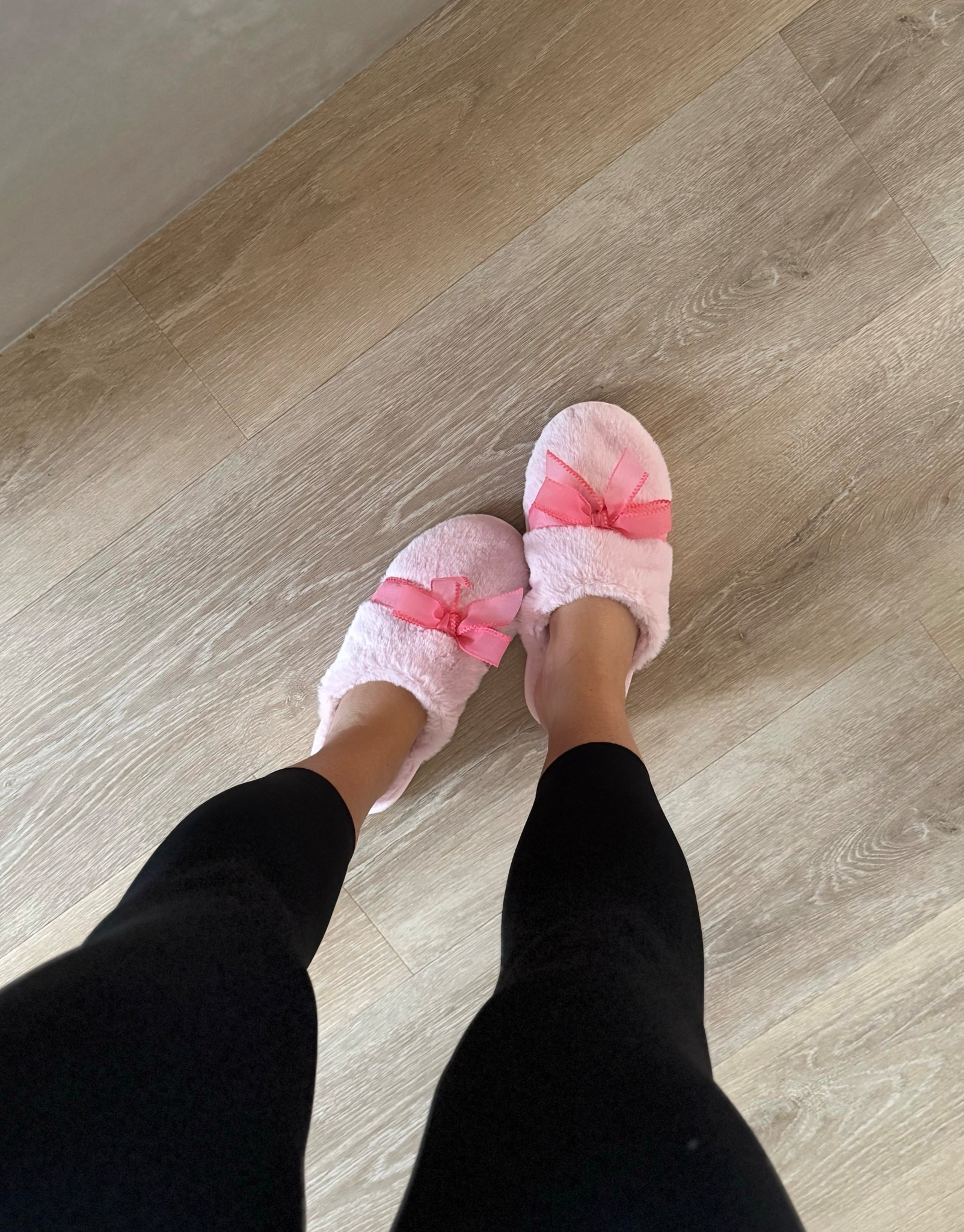 Target slippers for Valentine’s Day! Also come in red 🎀🌸$15

Leggings use: LILLIEXSPANX 



#LTKFindsUnder50 #LTKootd #LTKgrwm