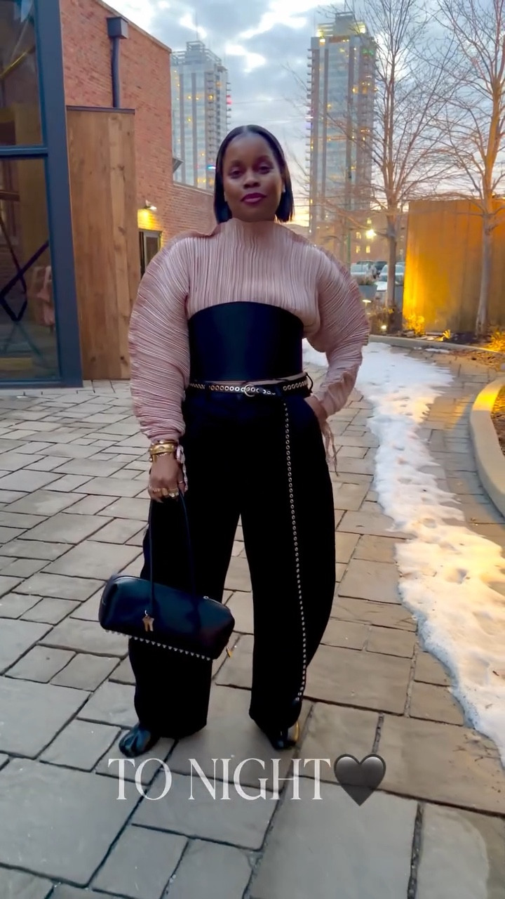 Hey boo! Happy Valentine’s Day!

Last night I had a Galentine’s dinner and showing you the work lewk vs night out lewk! This @dehanche__ belt is so good!!! The form and structure is such a vibe! 

What y’all think?
•
•
Style over forty, easy style, workwear, girls night out style