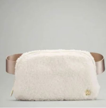 Lululemon Fleece bag and on sale 👏🏼🖤

#LTKGiftGuide #LTKHoliday #LTKSeasonal