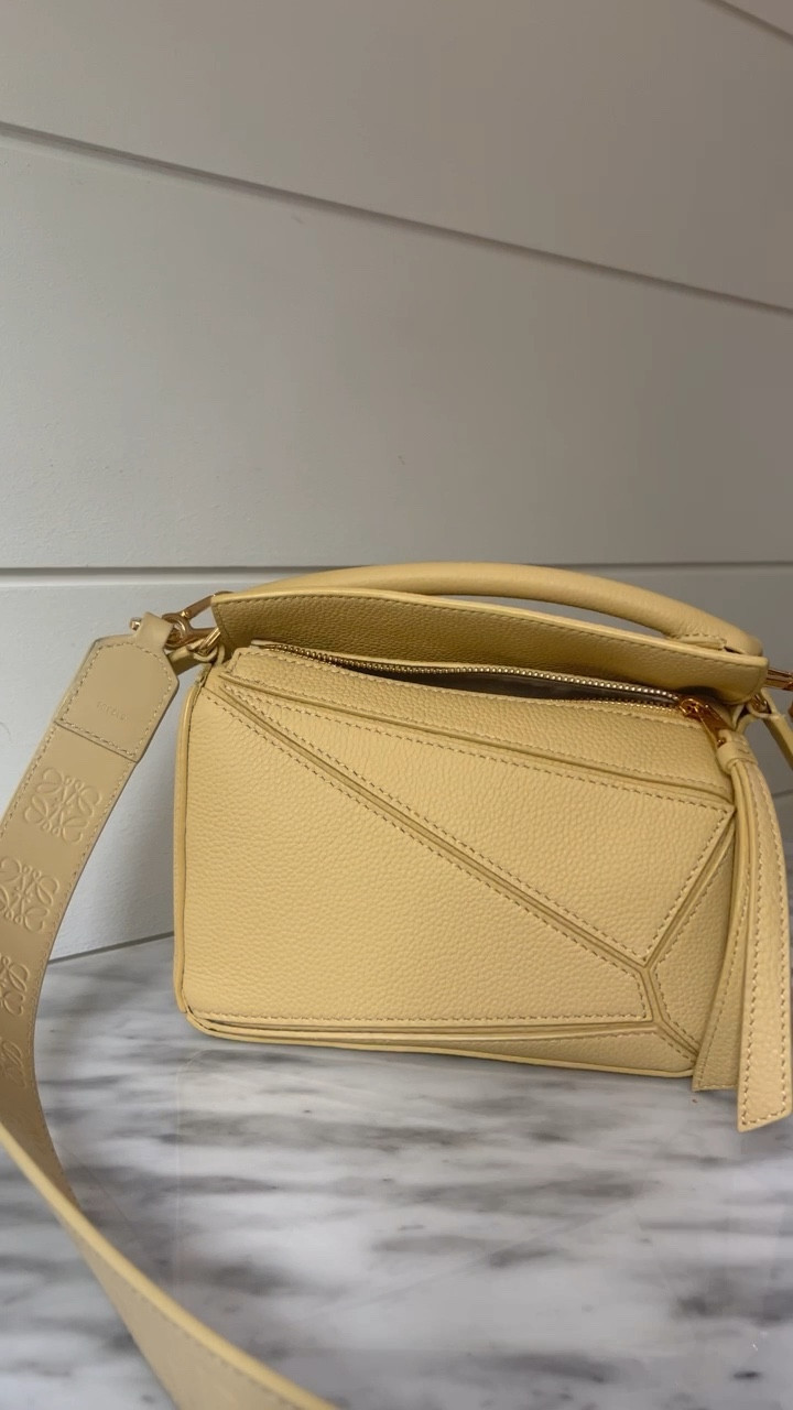 What’s in my bag 💛 obsessed with this mini Loewe puzzle bag for the summer ☀️

#LTKstyletip #LTKeurope #LTKSeasonal