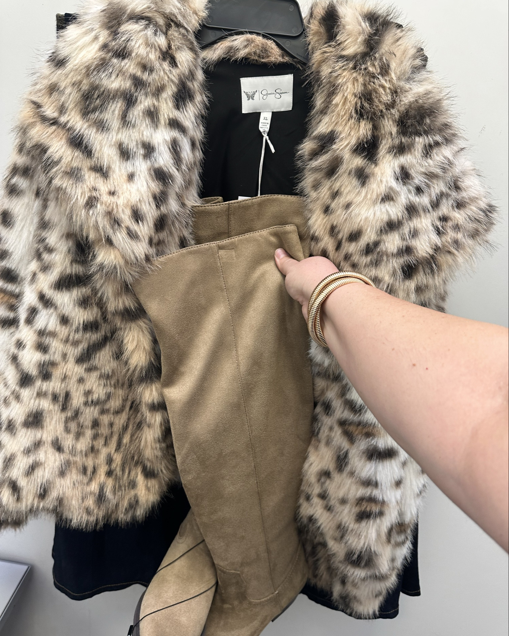 Guess whats back in stock and on sale….
If you wanted to get this before but didn’t want to pay full price now is your chance.

I’ve also 🔗 a round up of the best jackets I’ve found this season on my LTK ❤️

The. Bow jeans are selling out quick too.
The boots also fit wide calfs.


Comment “ grrrreat “ for 🔗 or ✅ my LTK @StylingCurves

#leopardjacket #walmartfashion #walmartstyle #walmartfinds #winteroutfit #winterootd
#fauxfurjacket #jerseystyle #plussizecoat #midsizecoat #cutecoats #cuteclothes #widecalfboots

#LTKootd #LTKPlusSize #LTKSaleAlert