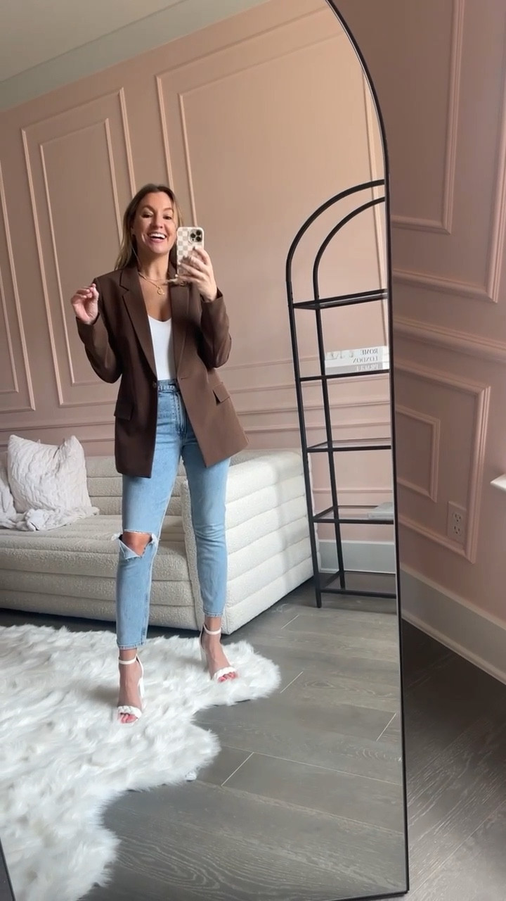 One of my favorite blazers from Amazon! I have this in so many colors! #ltkvideo #founditonamazon 

Lee Anne Benjamin 🤍

#LTKstyletip #LTKFind #LTKworkwear