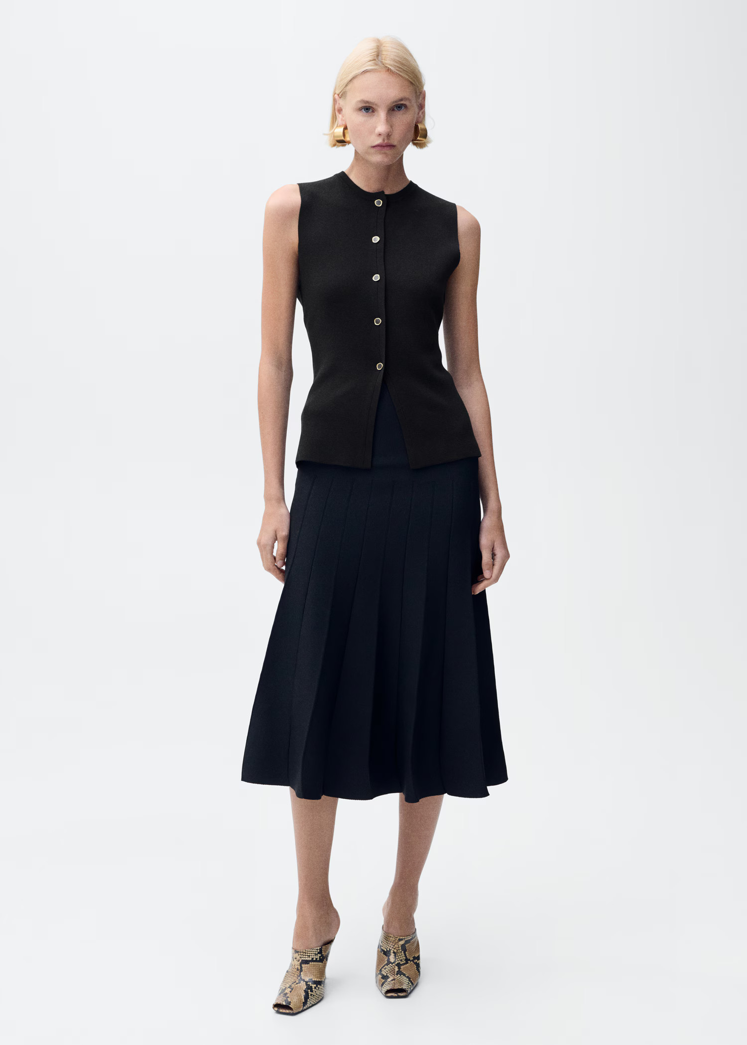 Fine-knit waistcoat with buttons - Women | MANGO United Kingdom | MANGO (UK)