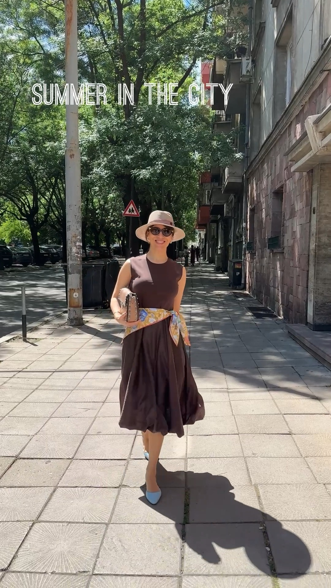 A simple dress + the right accessories = a completely different outfit. The hat adds elegance, the silk scarf creates shape and interest, and the light blue pumps bring a fresh contrast to the rich chocolate brown.
For reference: The dress fits slightly small, so I sized up to an M. (code 10NCK) The shoes are true to size and very comfortable—I can easily wear them all day. 🤎