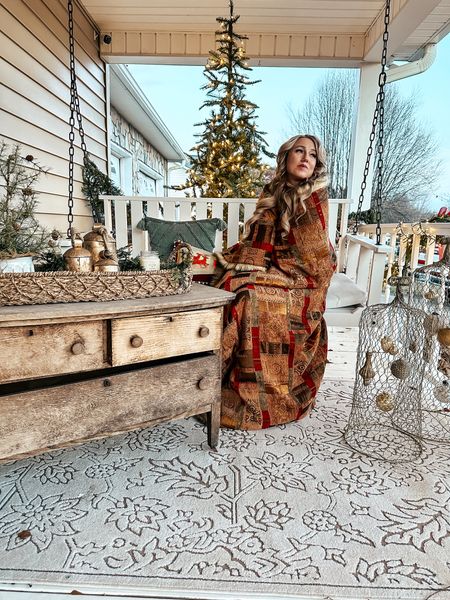 Bring us all the cozy western Christmas with our amazing throws from @anifurry_us! They have such cute faux fur throws that are cruelty free! Plus I have a special code for 25% off when you use code: Jessica25 