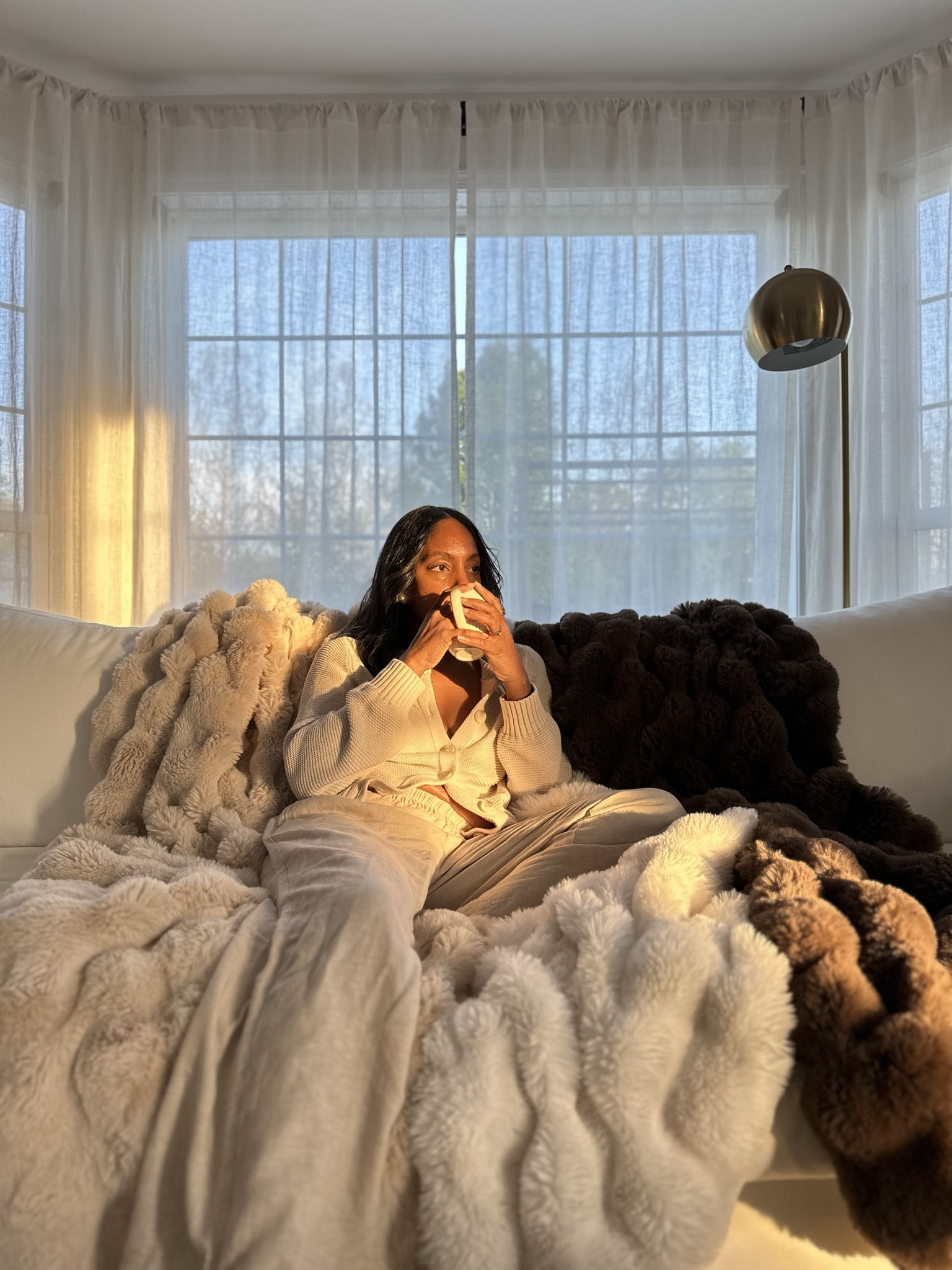A warm and cozy moment on my couch with my favorite @amazon blanket sipping @tost in one of my favorite outfits from @oldnavy!
Shop everything below 👇