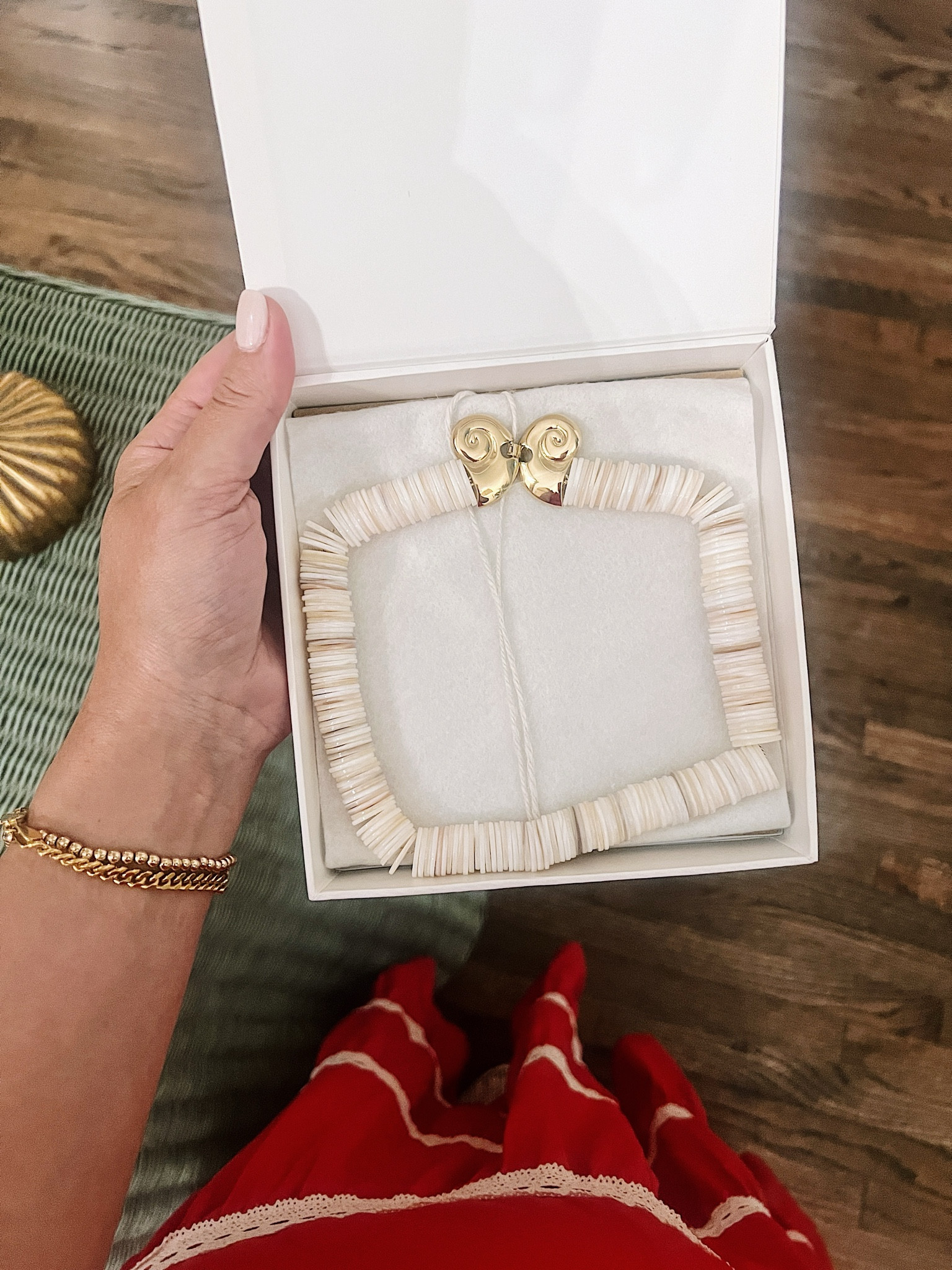 This gorgeous shell necklace is everything! Cant wait to wear it all summer 