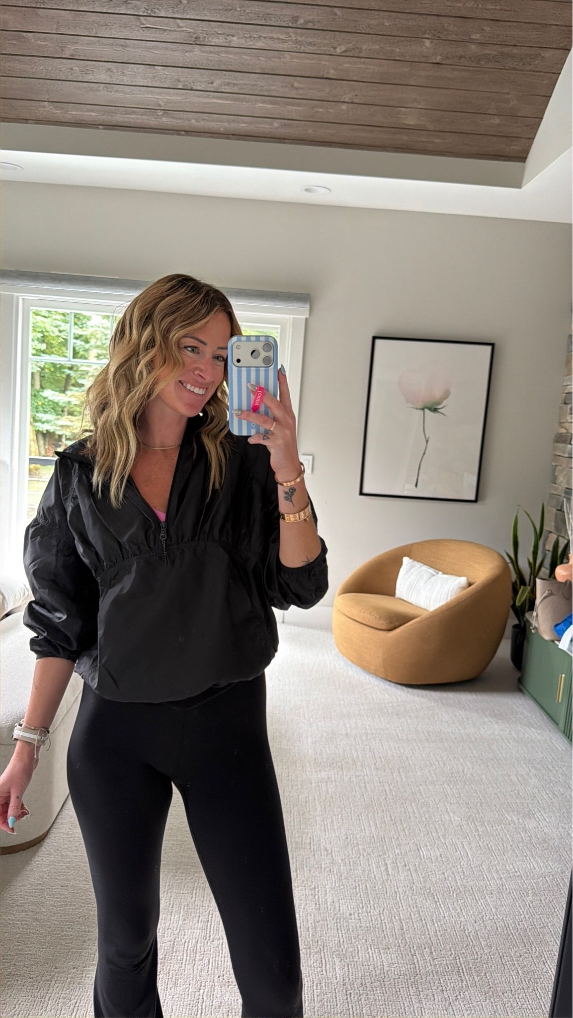 Black pullover jacket for sports moms and running errands
Black outfit ideas
Aerie style