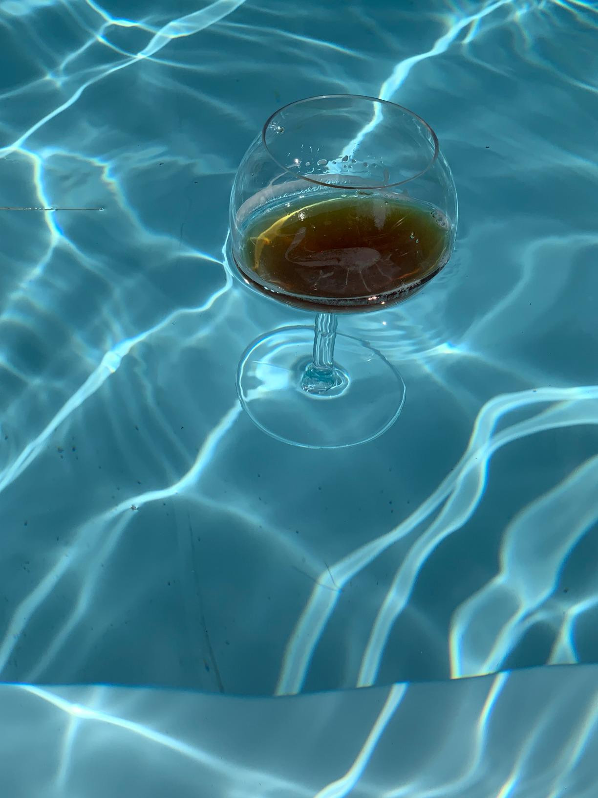 Amazon.com | BubbleWally Floating Wine Glasses for Pool (18 Oz | Set of 2) - Pool Wine Glasses Th... | Amazon (US)