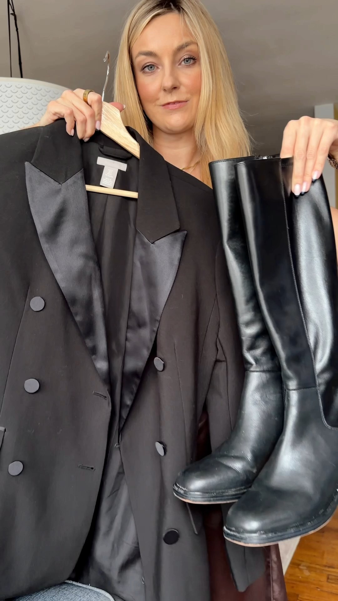 It took me a minute to bring leggings back into my winter closet… but this time I’m styling them differently.
Blazer, boots, and a cozy scarf — trust me, this combo just works and you need to try it.
These leggings are insanely soft and comfy.

Leggings winter outfit • blazer winter outfit • winter fashion

#LTKootd #LTKSeasonal #LTKgrwm