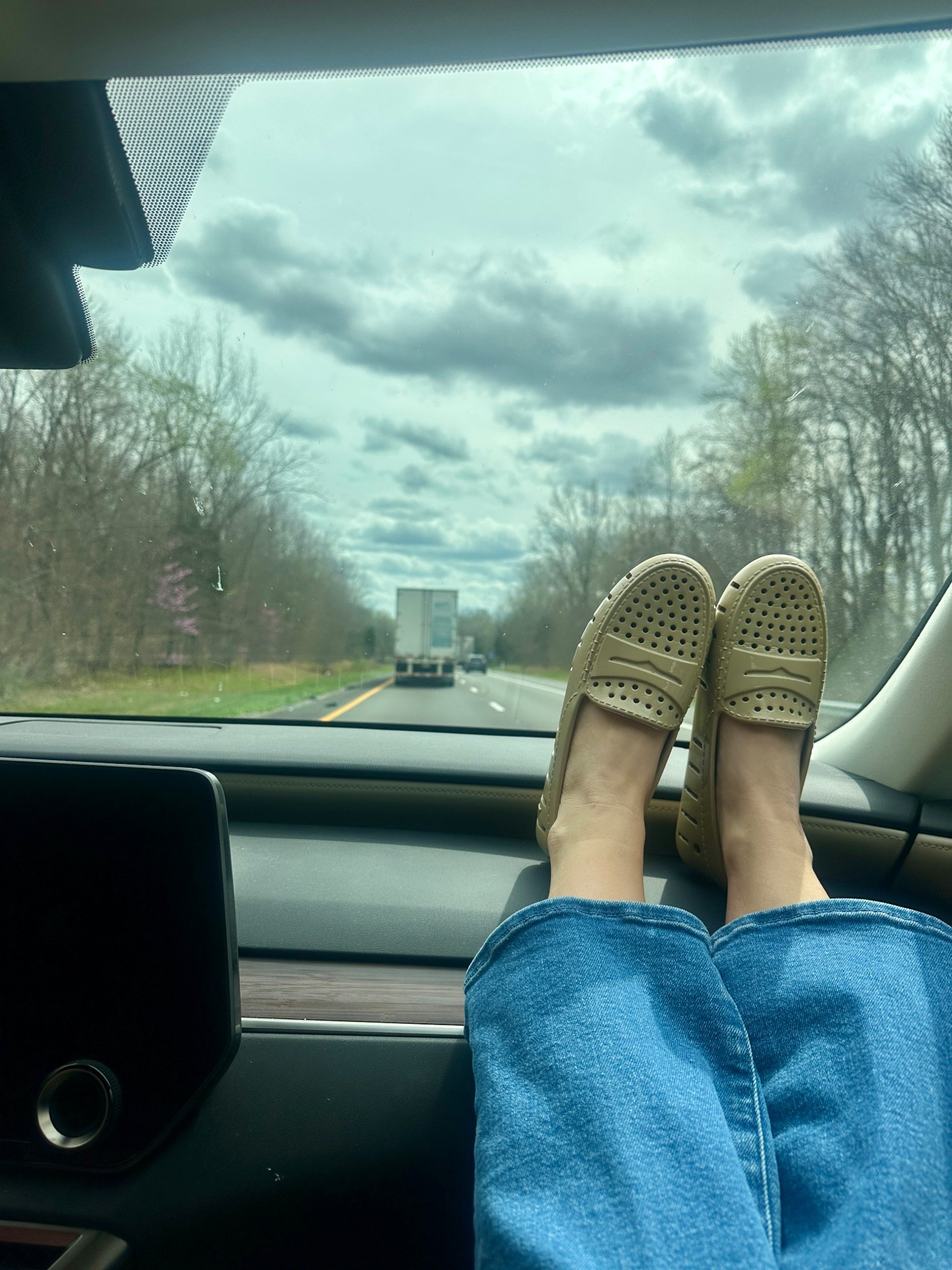 Road trip in my @Floafers 

#LTKmomlife #LTKKids #LTKootd