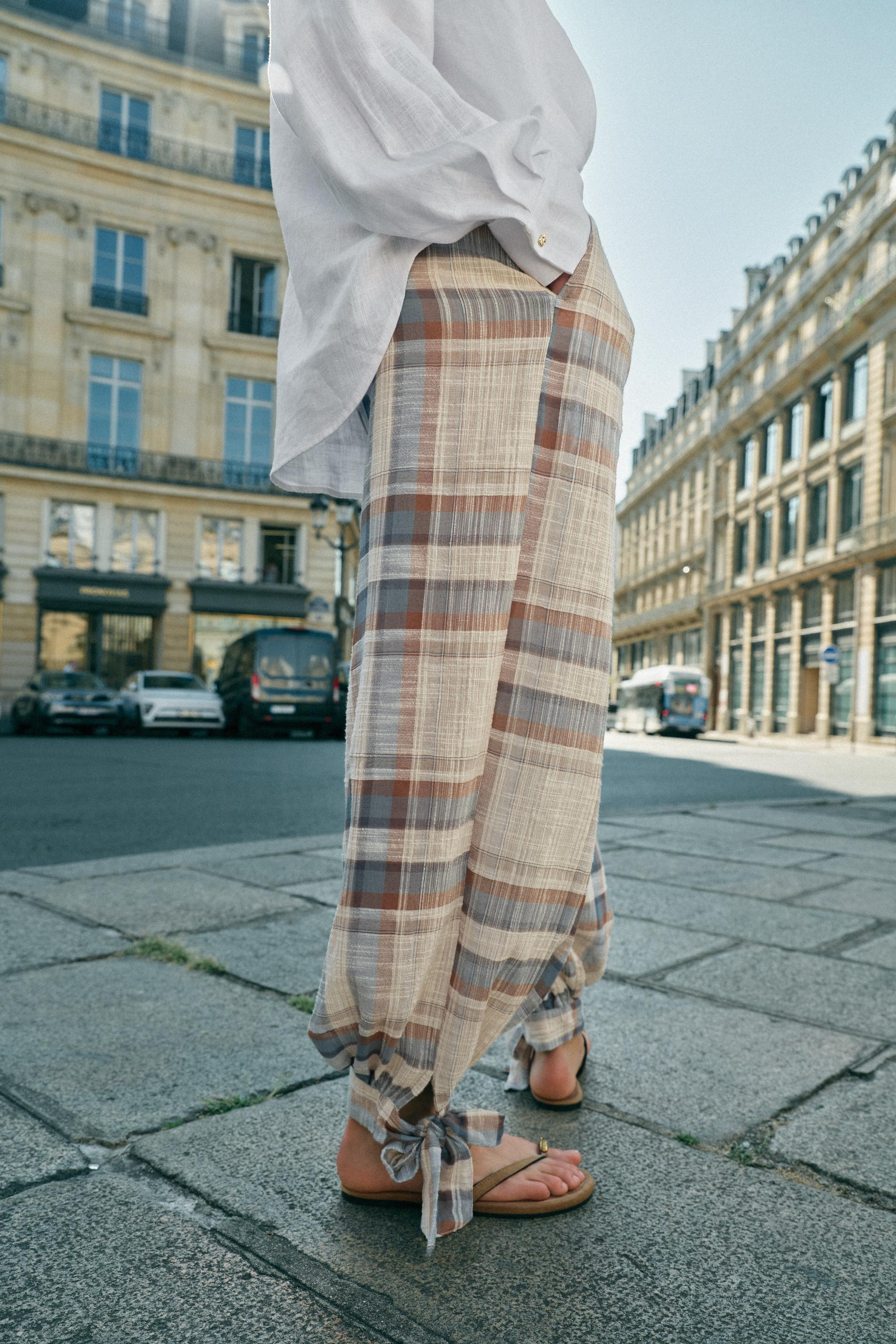 Model height: 178 cmMid-waist trousers with an elasticated waistband at the back. Darts and front... | Zara UK