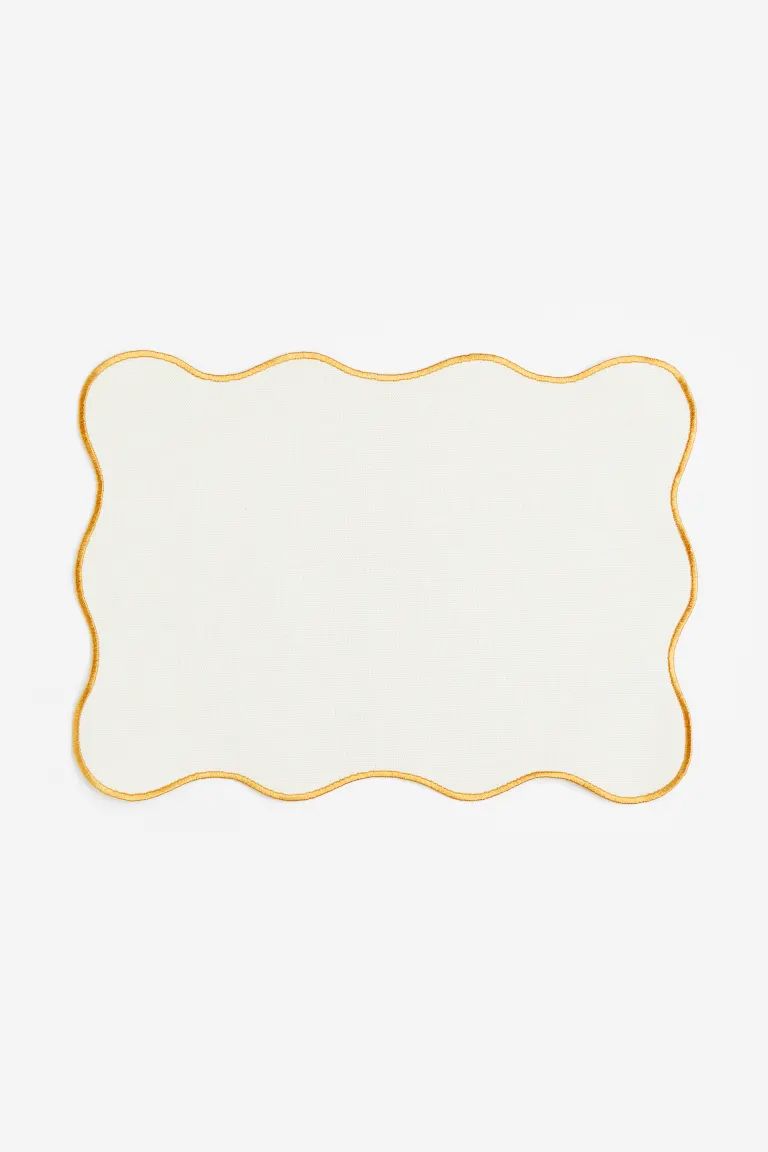 Scallop-edged place mat | H&M (US + CA)