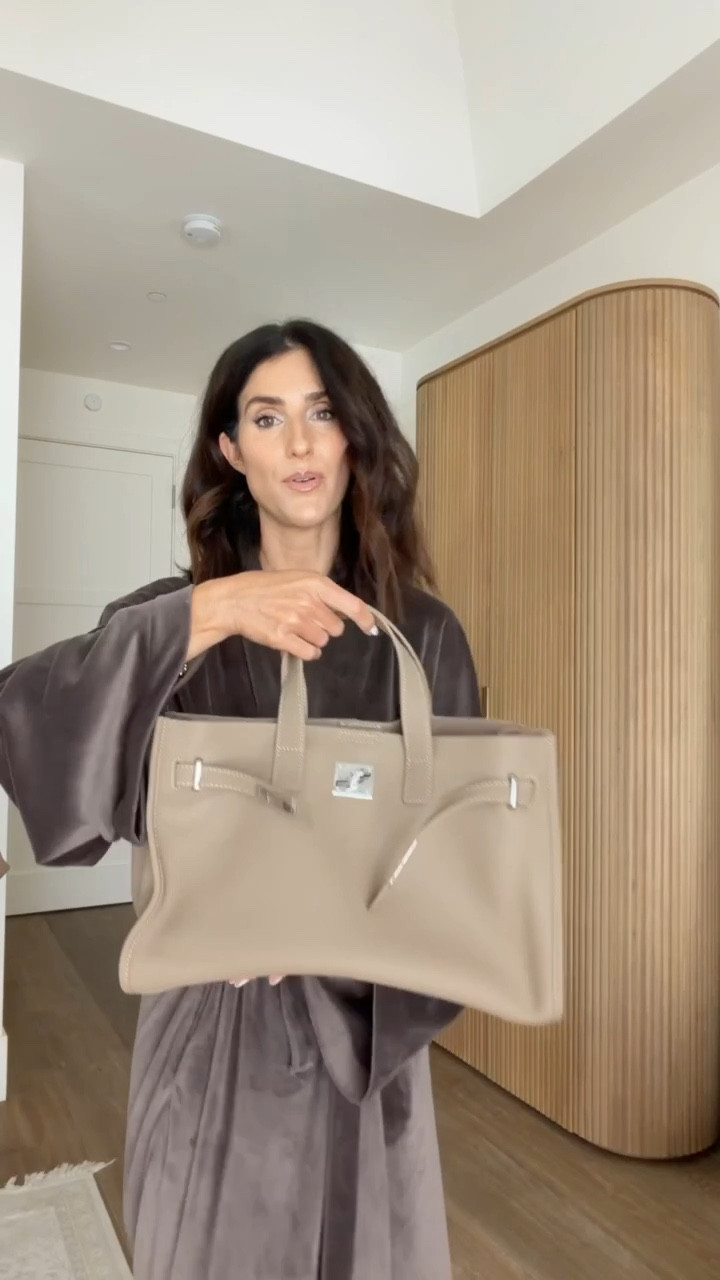 Ok wow! I did not expect to love this bag as much as I do! Definitely looks designer without the price tag. #stylinbyaylin #aylin #handbag #amazon #totebag

#LTKgrwm #LTKootd #LTKOver40