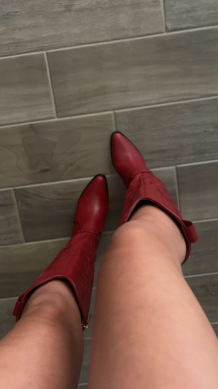 GET THE F*K OUUUT
❤️‍🔥🦀❤️💋❣️🍒
(lol not the tire marks on my leg 😅🤣)

#unboxing #cowgirlboots #cutesummerboots #redboots #summeroutfitinspo #casualsummeroutfits #redcowgirlboots #cuteboots #affordablefashionfinds #momfashion #forthegirlies #summerfashionfinds