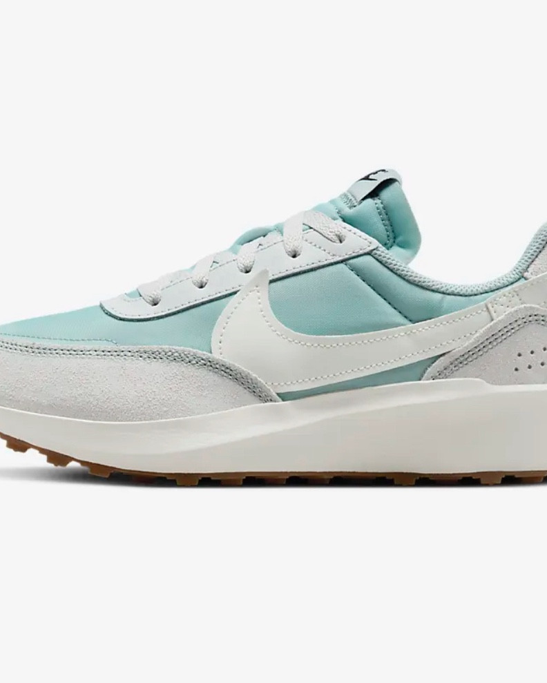 Women’s Nike debut waffle sneakers for summers. 