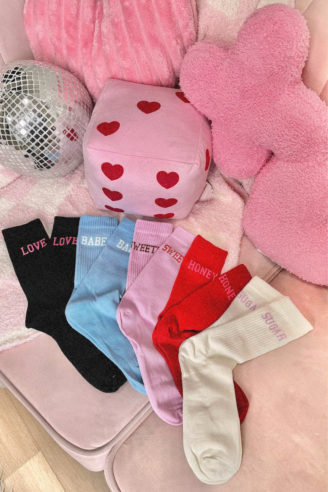 Target valentine finds

Cute valentine pillows
Dice pillow
Disco ball pillow
Heart pillow
Pink pillows
Target pillow
Heart socks
Valentine socks
Cute crew socks
Socks for Uggs
Uggs socks

#LTKhome #LTKfindsunder50 #LTKSeasonal