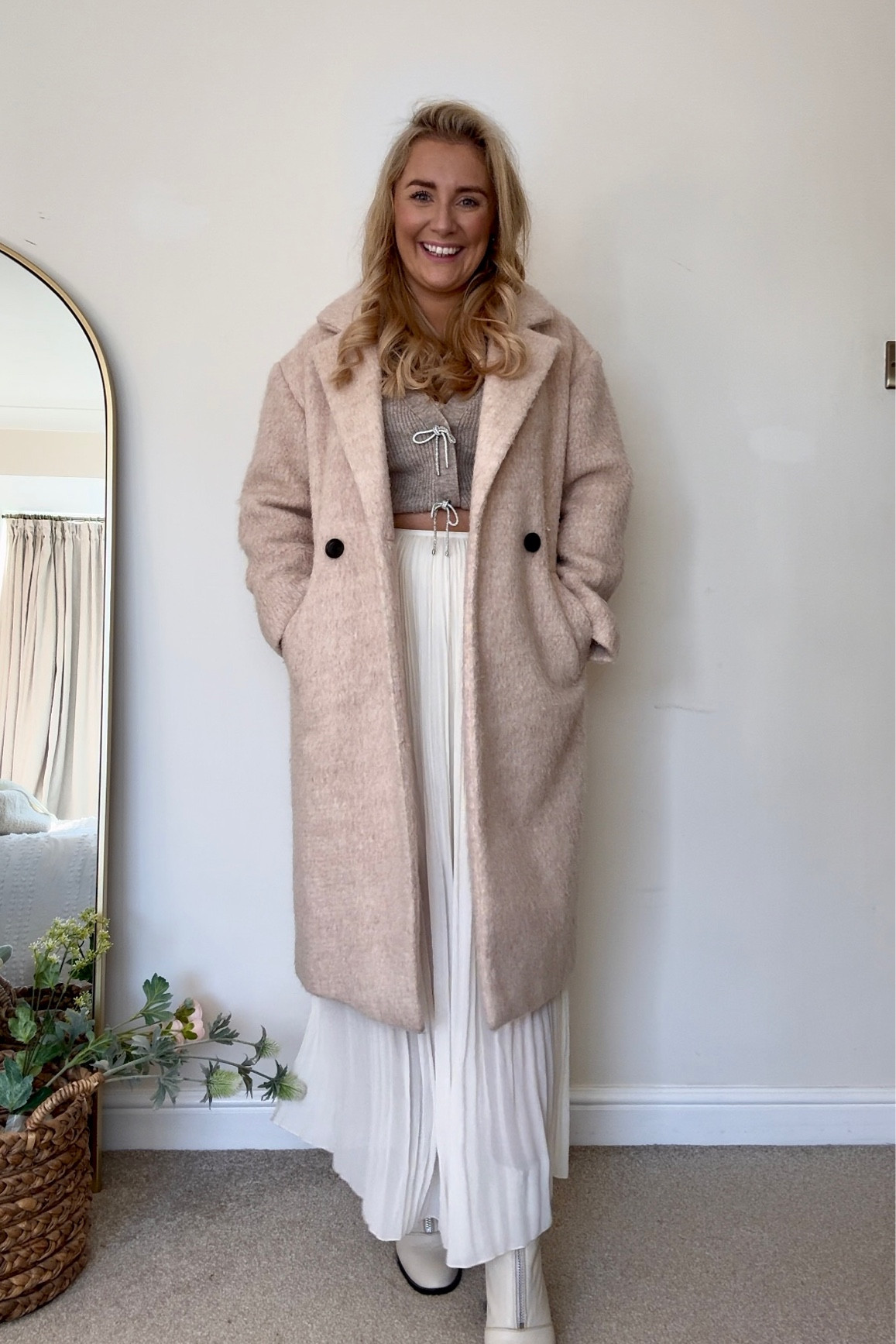 This skirt is one of the most surprisingly stretchy little beauties I’ve ever laid my bloat-prone tum on.

The cardi was H&M last year but they’ve bought out almost the same this year so will link all colours (I wear a medium)

Boots are old river island so also tried to find some alternatives. Trying to wear more of what I already own mixed in but these should get you pretty close 💫