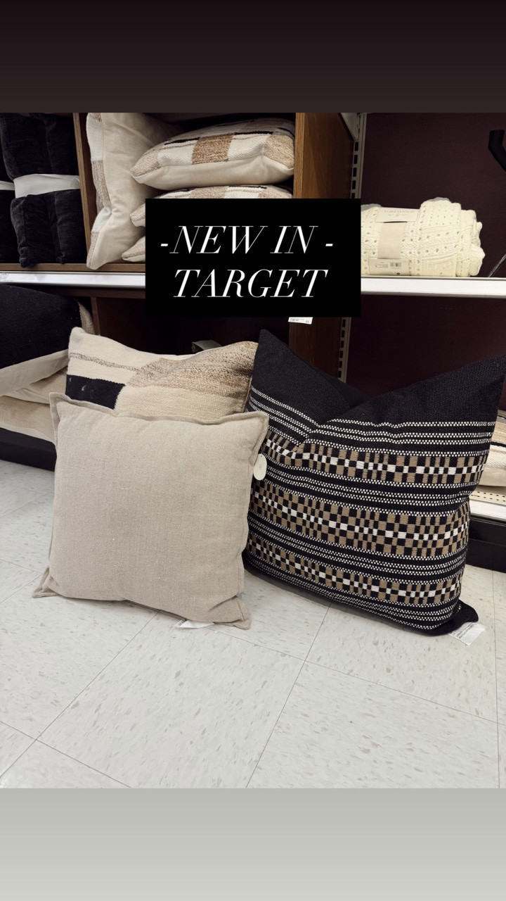 @Target throw pillows you can mix and match through the different seasons. Loving this blue for summer!

#LTKHome