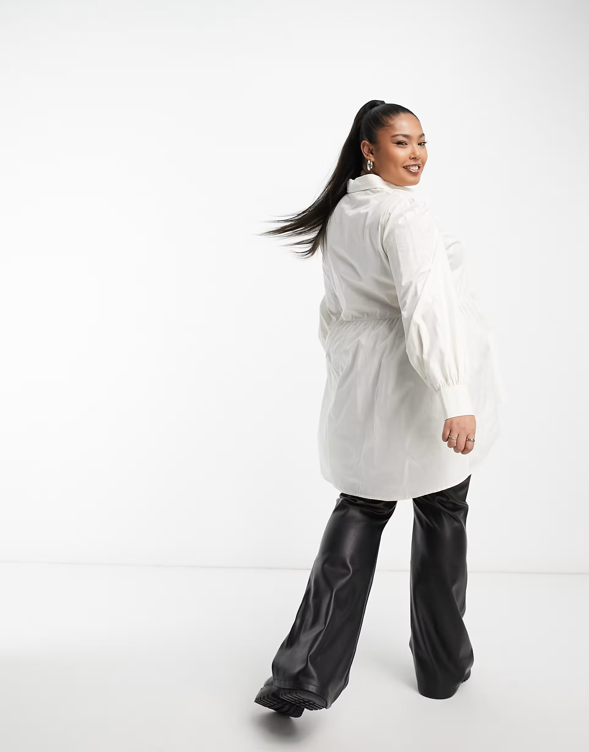 Simply Be – Hemdbluse in Weiß mit Schößchensaum | ASOS (Global)