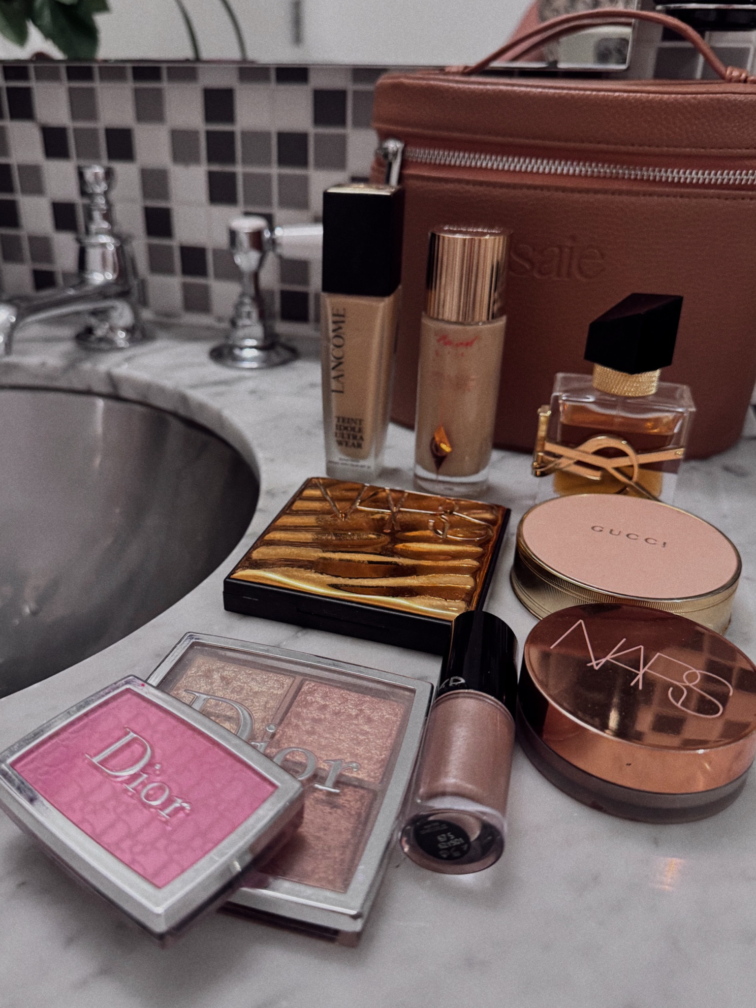 Why does doing your make up in a hotel always feel so much more luxurious? I don’t know, but let me tell you every time. I know I’m going somewhere and I’m gonna stay at a hotel. I always pack my favorite most glamorous, luxurious beauty products to get the perfect bathroom shot. Tell me if this doesn’t scream, elegant glam girl!! #Beauty #Makeup #Hotel #Travel #Perfume #CharlotteTilbury #Nas #Gucci #YSL #Blush #Highlighter #Bronzer