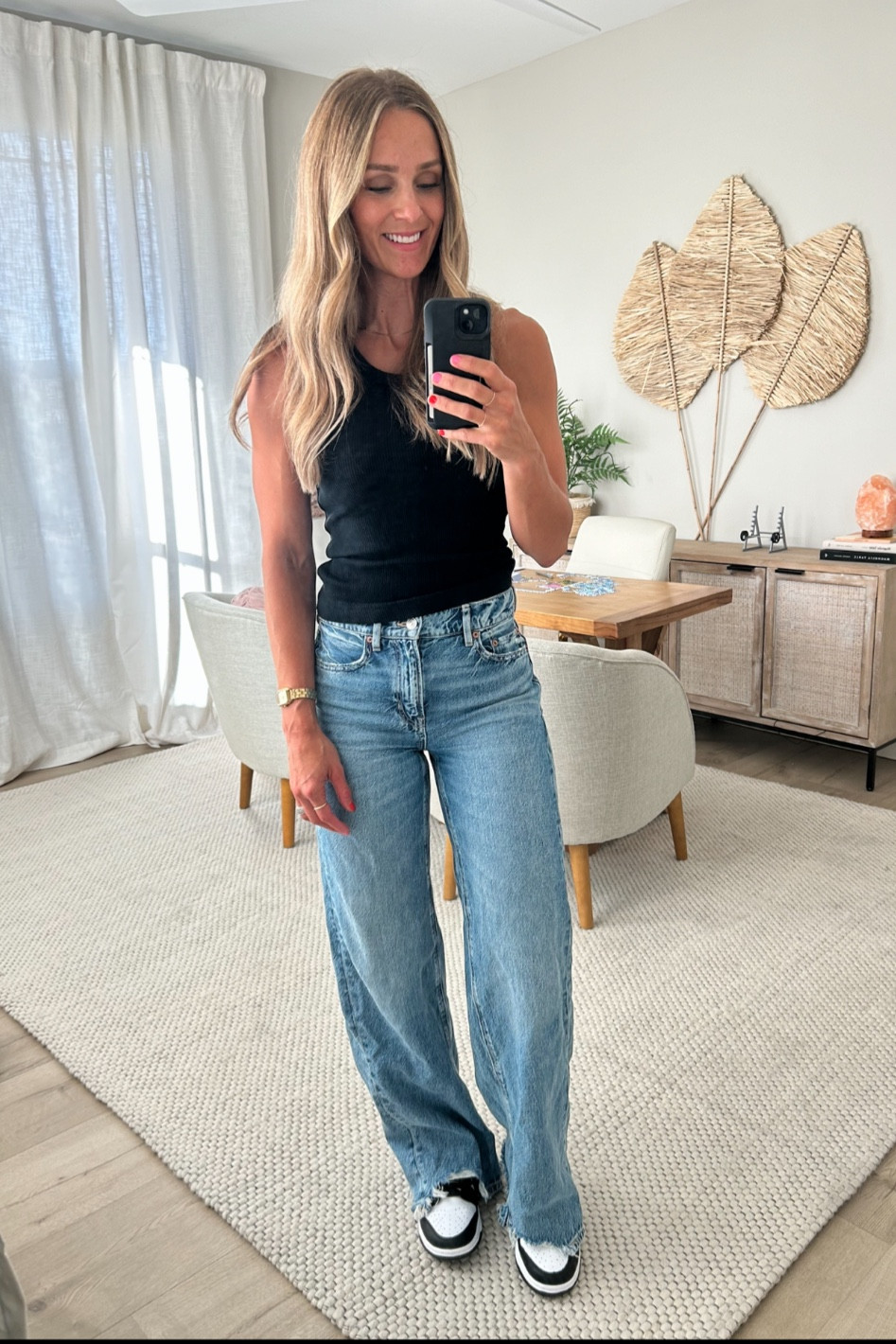 Tank: size xs
Jeans: size down 1 to 2 sizes. 
I’m wearing a 0 long and I’m normally a 2-4.