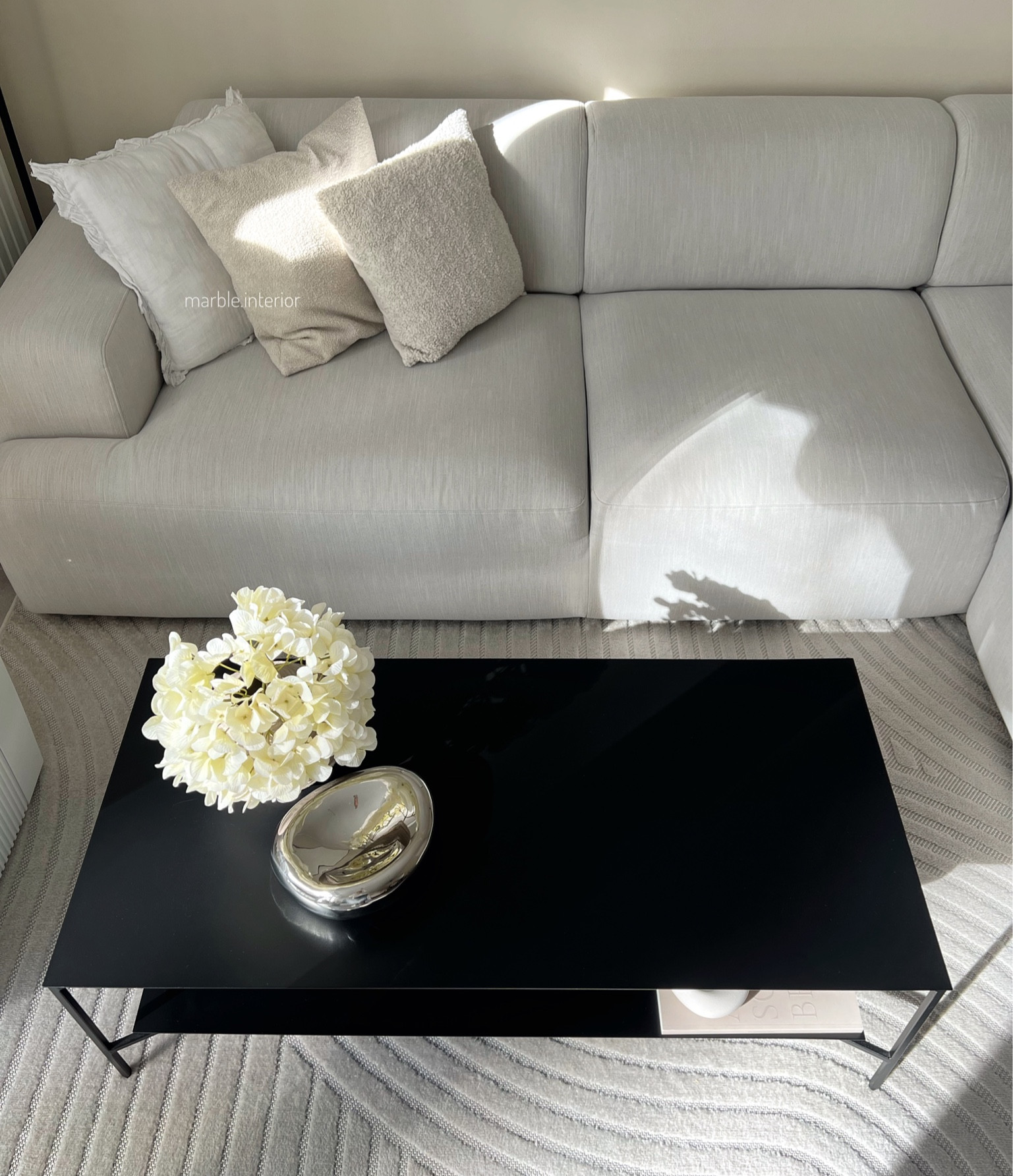 Wohnzimmer Teppich Kissen Sofa Couch Couchtisch Coffeetable Deko kunstblume Ikea greige beige interior Inspo homedecor boucle whiteinterior minimal Design Minimalismus decor interiordetails Vase 

#LTKstyletip #LTKU #LTKhome