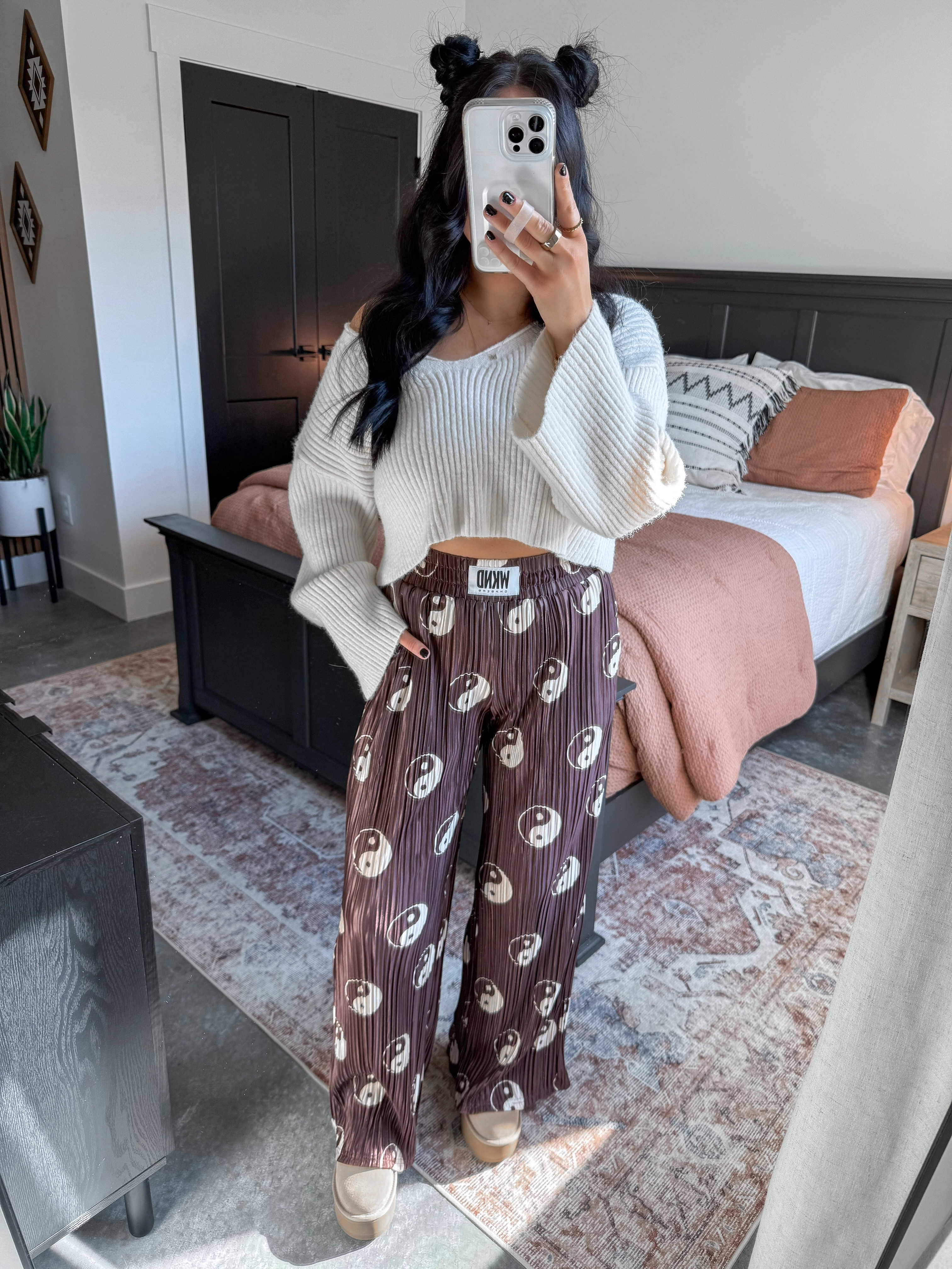 Comfy Fall Outfit 🤎

Sweater - small
Bandeau - medium
Pants - small 

Comfy and fun outfit for the win! I love these plisse style pants (& of course this print is so fun!) Paired these wide leg flowy pants with this super soft boxy cropped sweater and finished the look with my platform uggs! 

 

 #LTKootd #LTKSaleAlert #LTKFindsUnder100