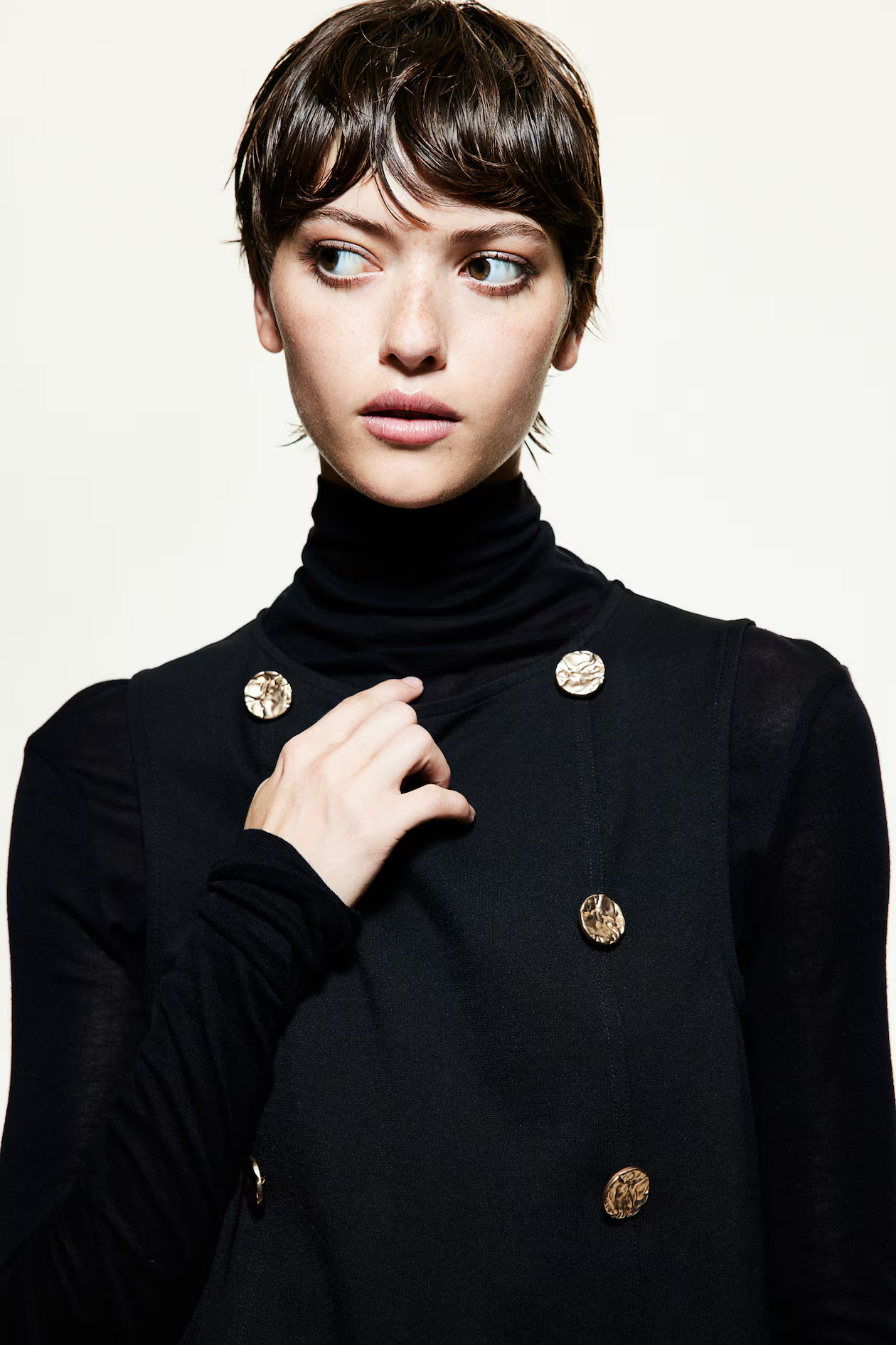 Minikleid mit Knöpfen - U-Boot-Ausschnitt - Ärmellos - Schwarz - Ladies | H&M AT | H&M (DE, AT, CH, NL, FI)