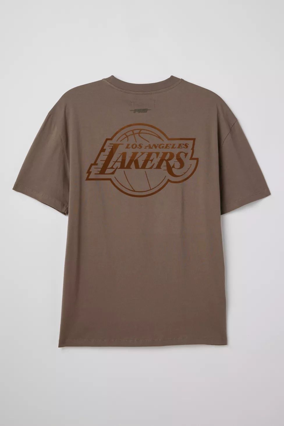 Pro Standard UO Exclusive Los Angeles Lakers NBA Tee | Urban Outfitters (US and RoW)