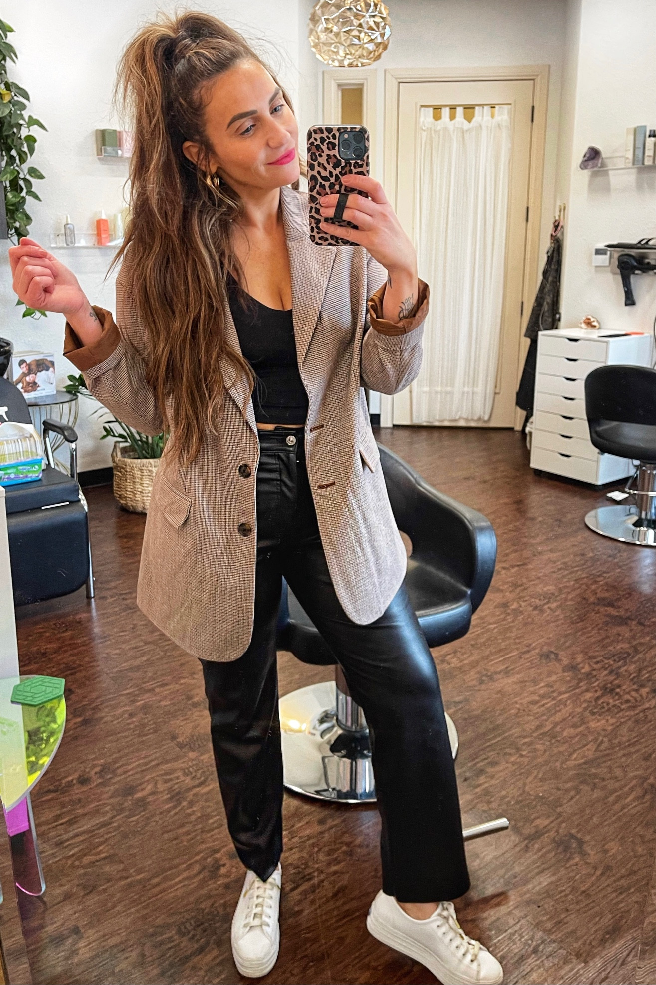 Salon style European edish ☕️
I’m 5’6”
155lbs
Blazer - M
Bra/Cami - M
Pants - 8
Shoes - 9 tts
