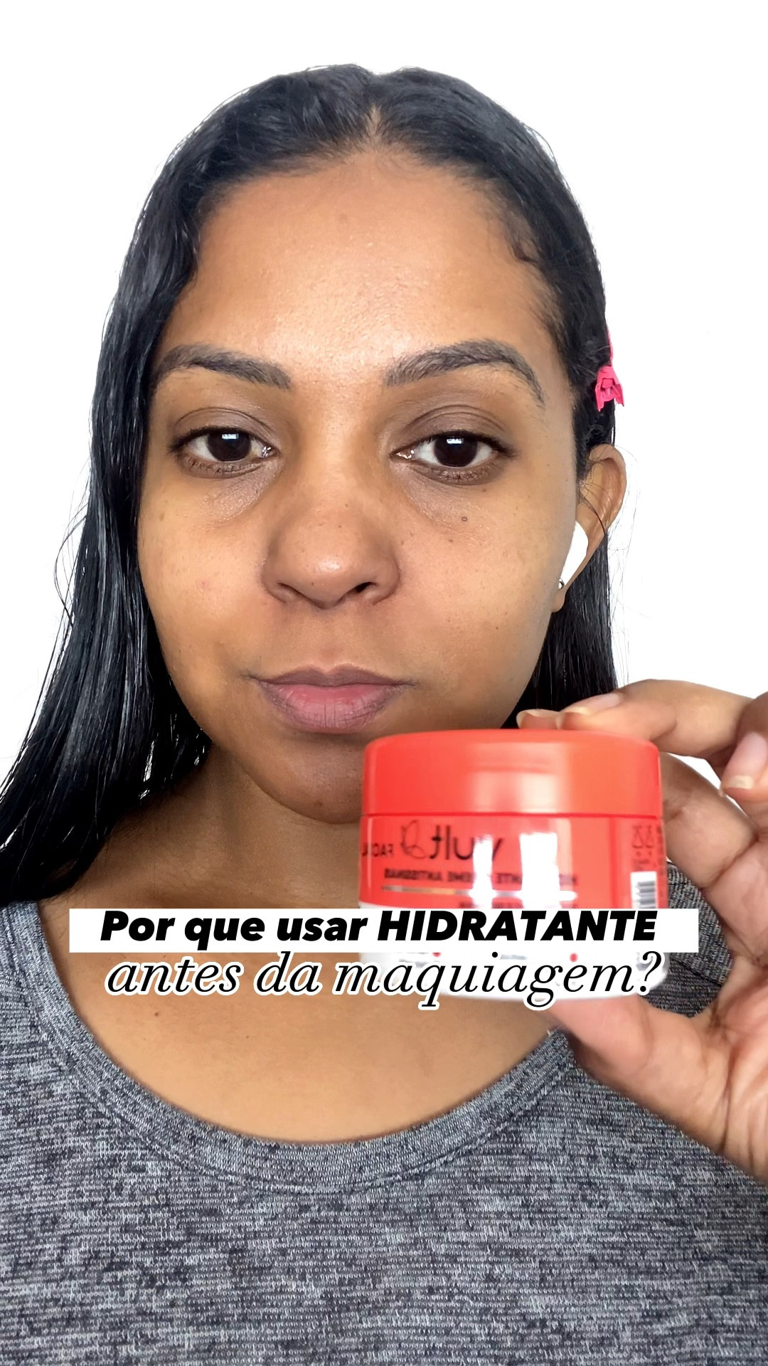 O hidratante facial é indispensável para evitar aquele efeito craquelado que a maquiagem pode adquirir algum tempo após sua aplicação.
Isso acontece porque a pele, quando desidratada, tende a sugar a água dos produtos que entram em contato com os poros, deixando visível apenas o pigmento do cosmético.

#DiaDasMãesLTK 


#LTKbeauty #LTKhome #LTKbrasil