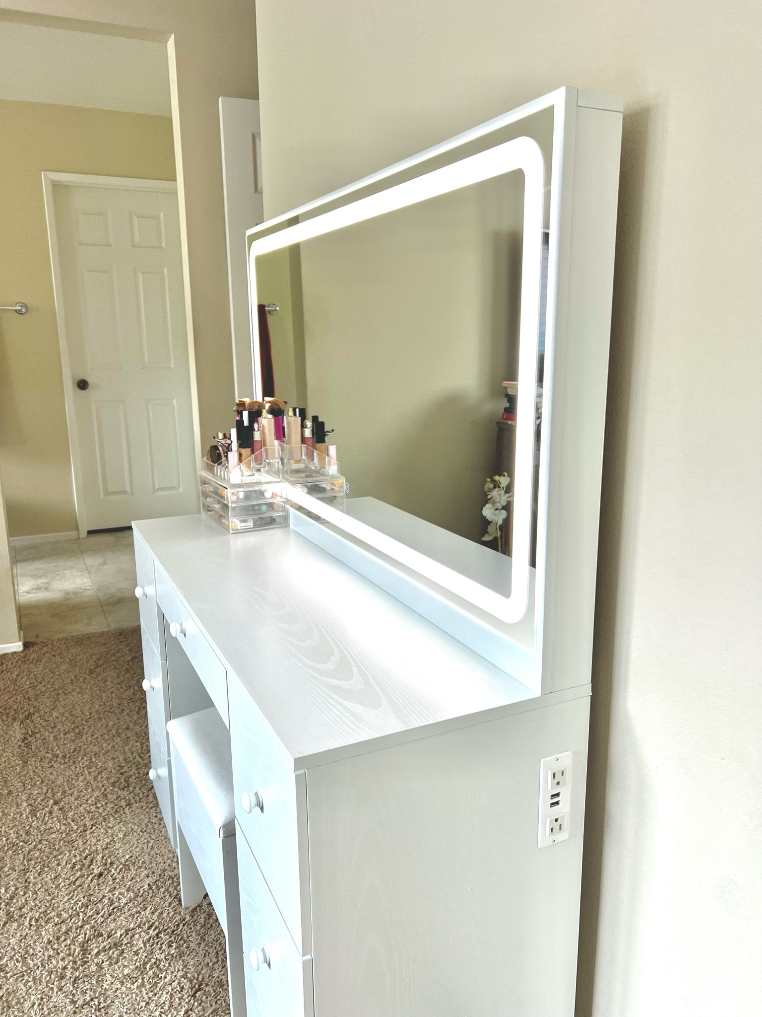 Vanity desk with 7drawers & outlets 

#LTKhome