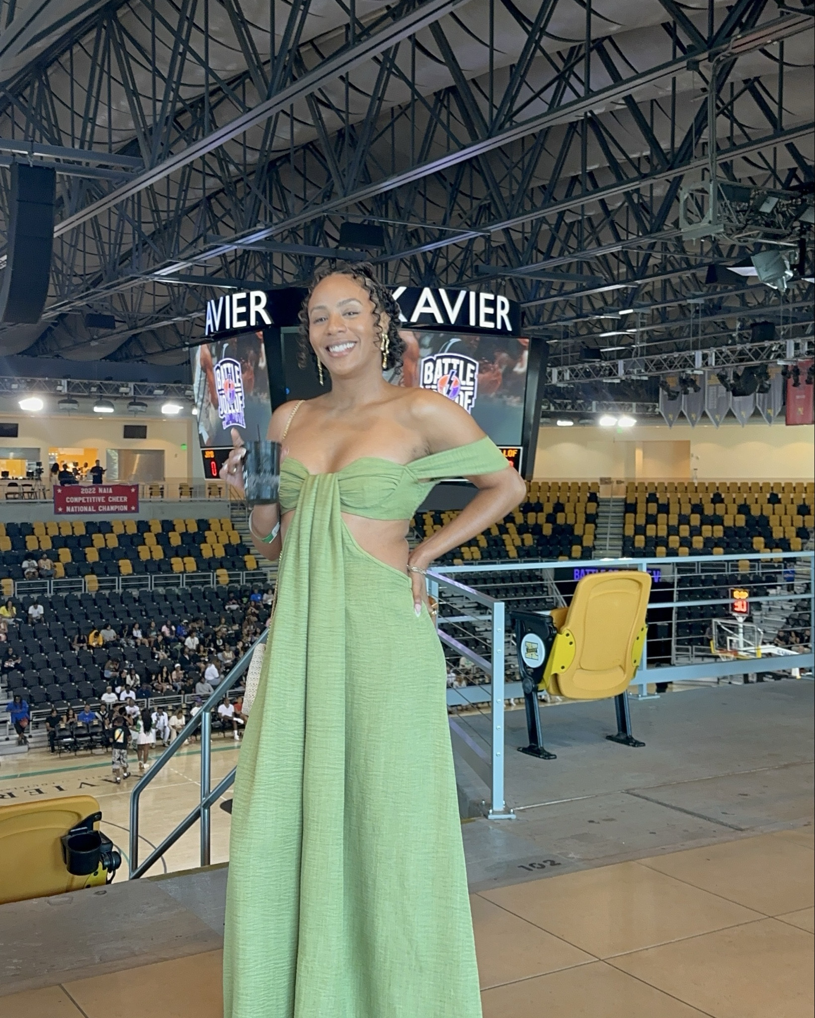 Green jumpsuit. Flowy jumpsuit. Goddess feel. Breathable but cute. 

5'4" | 125lbs | longer legs | slim athletic build | size smalll